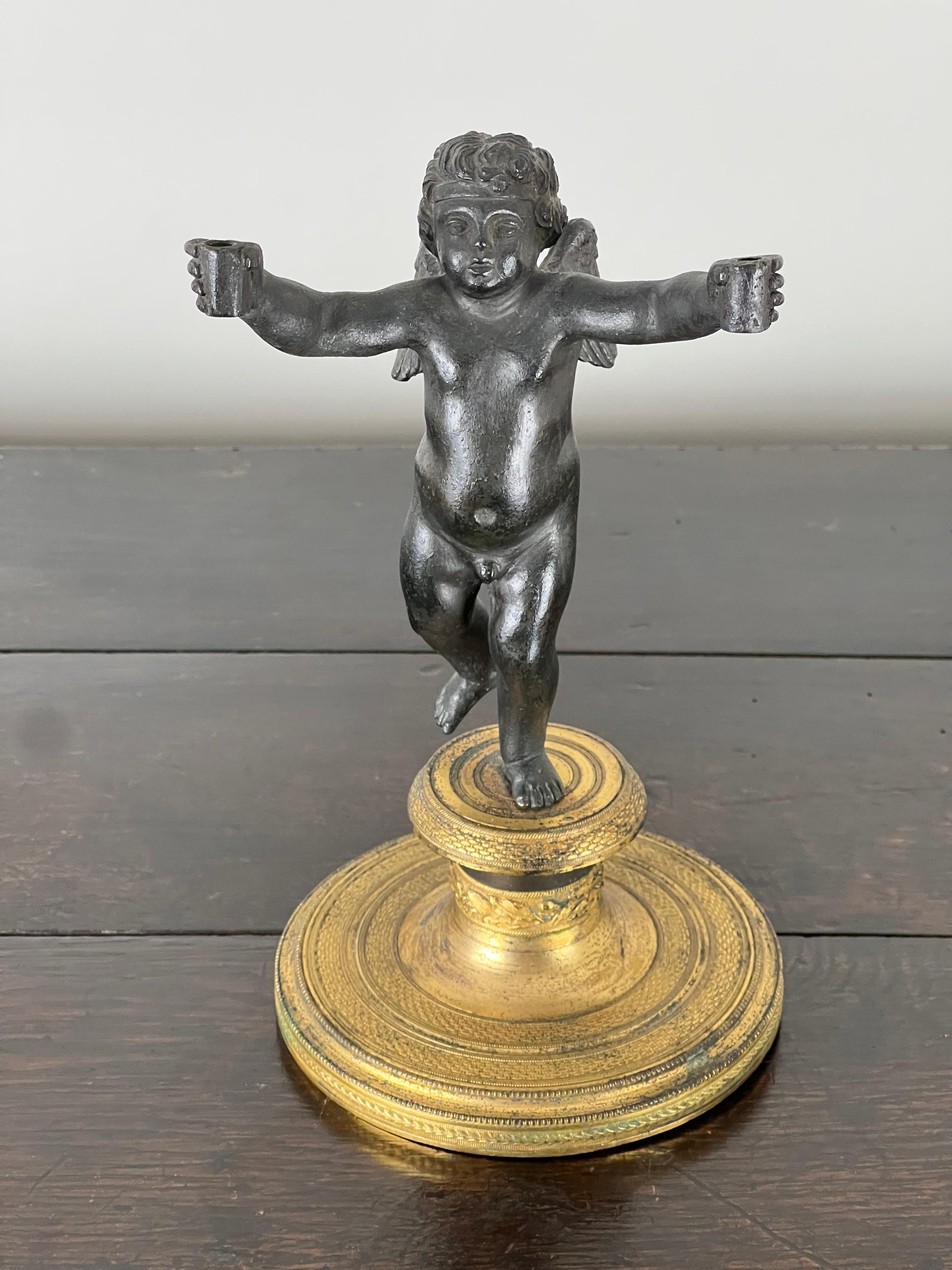 XIX secolo Scultura antica in bronzo di un putti che tiene in mano delle candele Non firmata Attr. Paul Edouard in vendita
