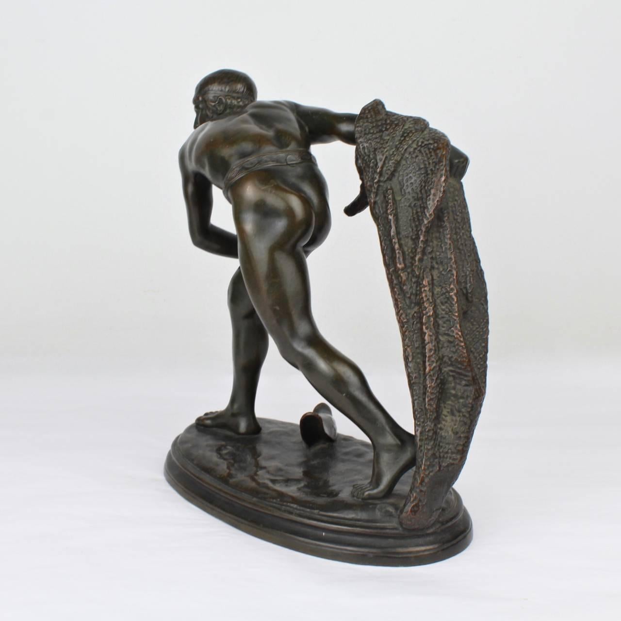 Eine schöne antike Bronzeskulptur eines römischen Gladiators, der sein Netz (oder Retiarius) wirft.

Gegossen nach dem Modell des bekannten französischen Bildhauers Edme Anthony Paul Noel.

Tony Noel war ein bedeutender französischer Bildhauer