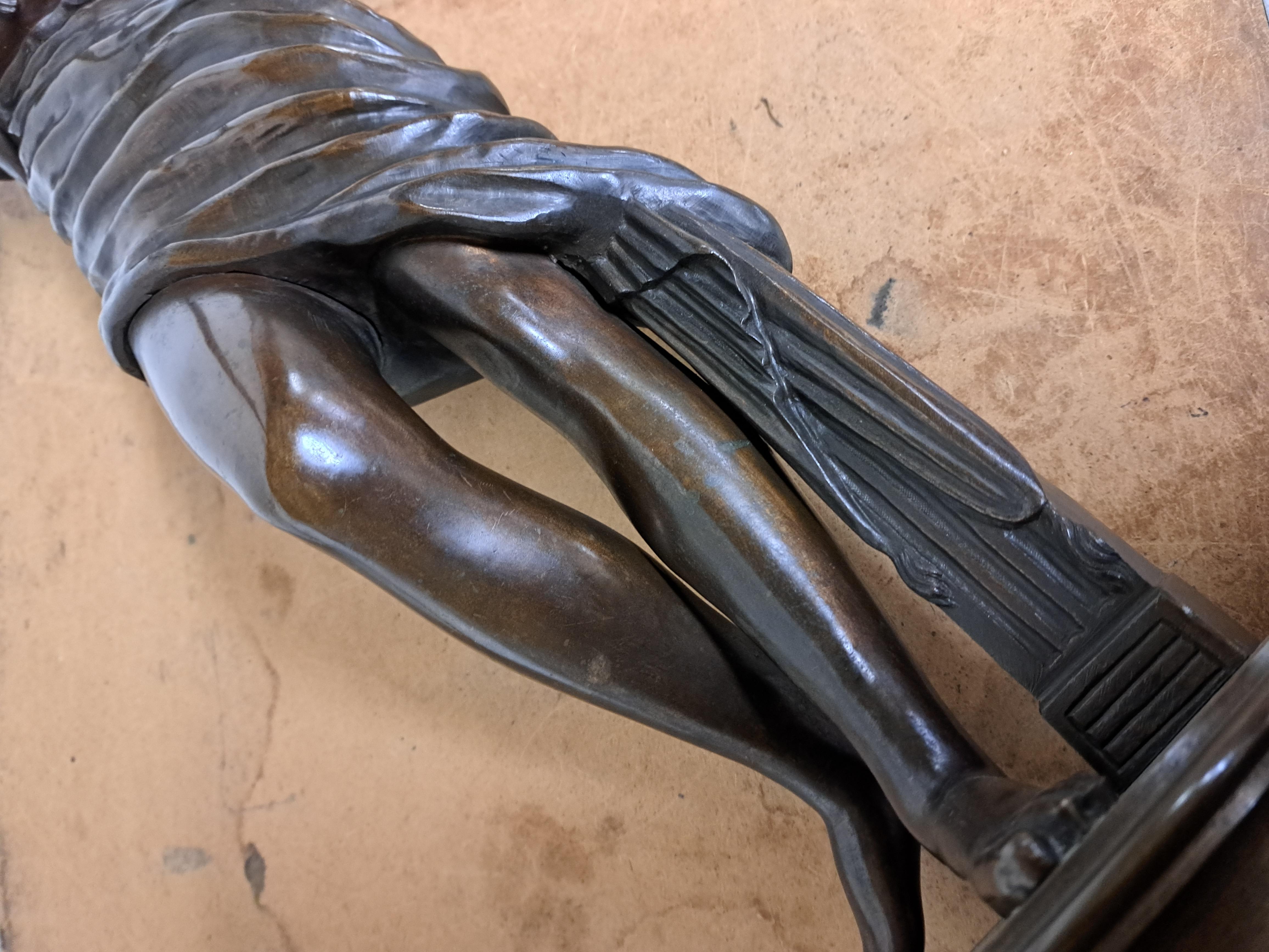 Scultura in bronzo antico di una donna in vendita 3