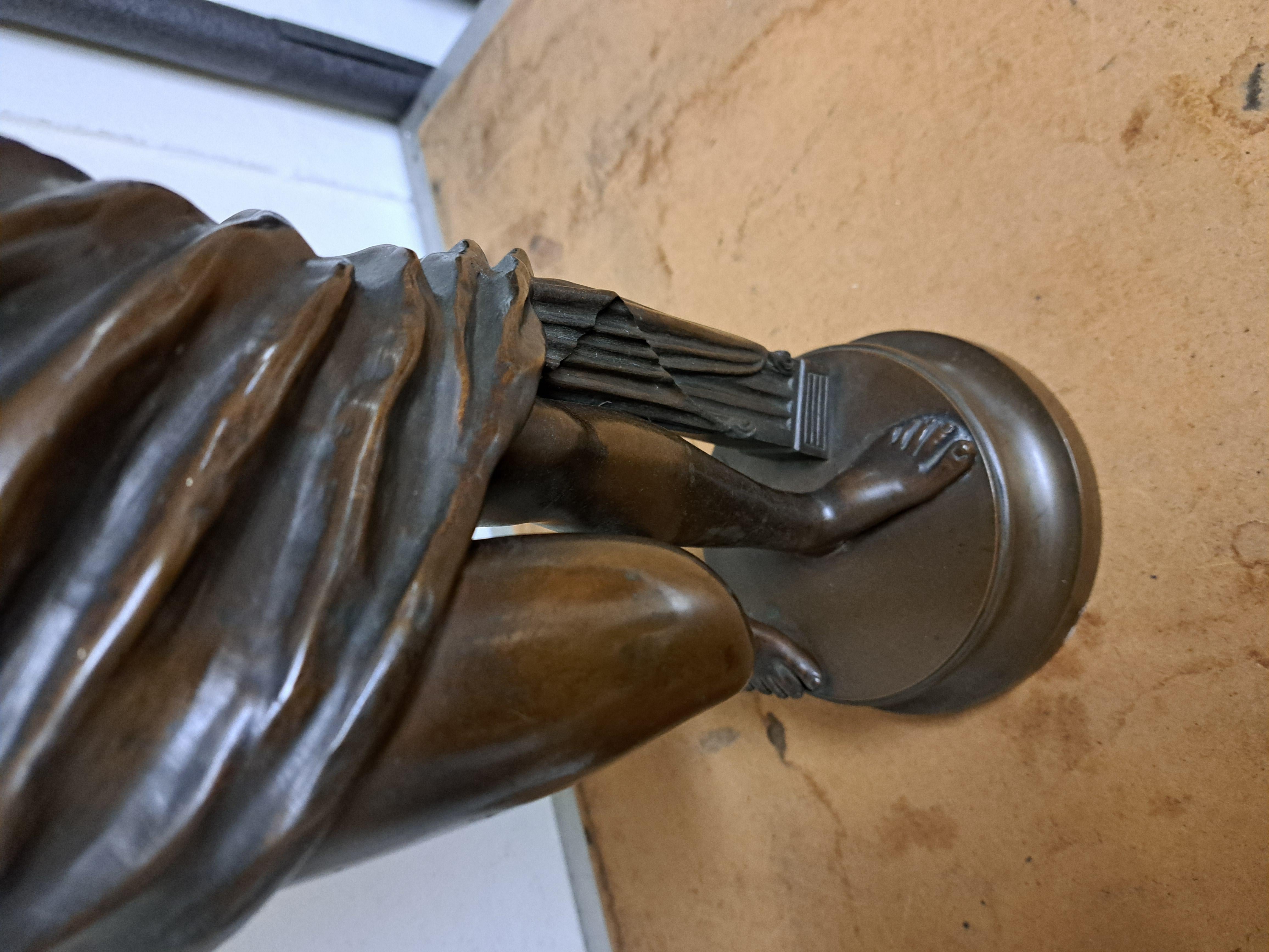 Sconosciuto Scultura in bronzo antico di una donna in vendita