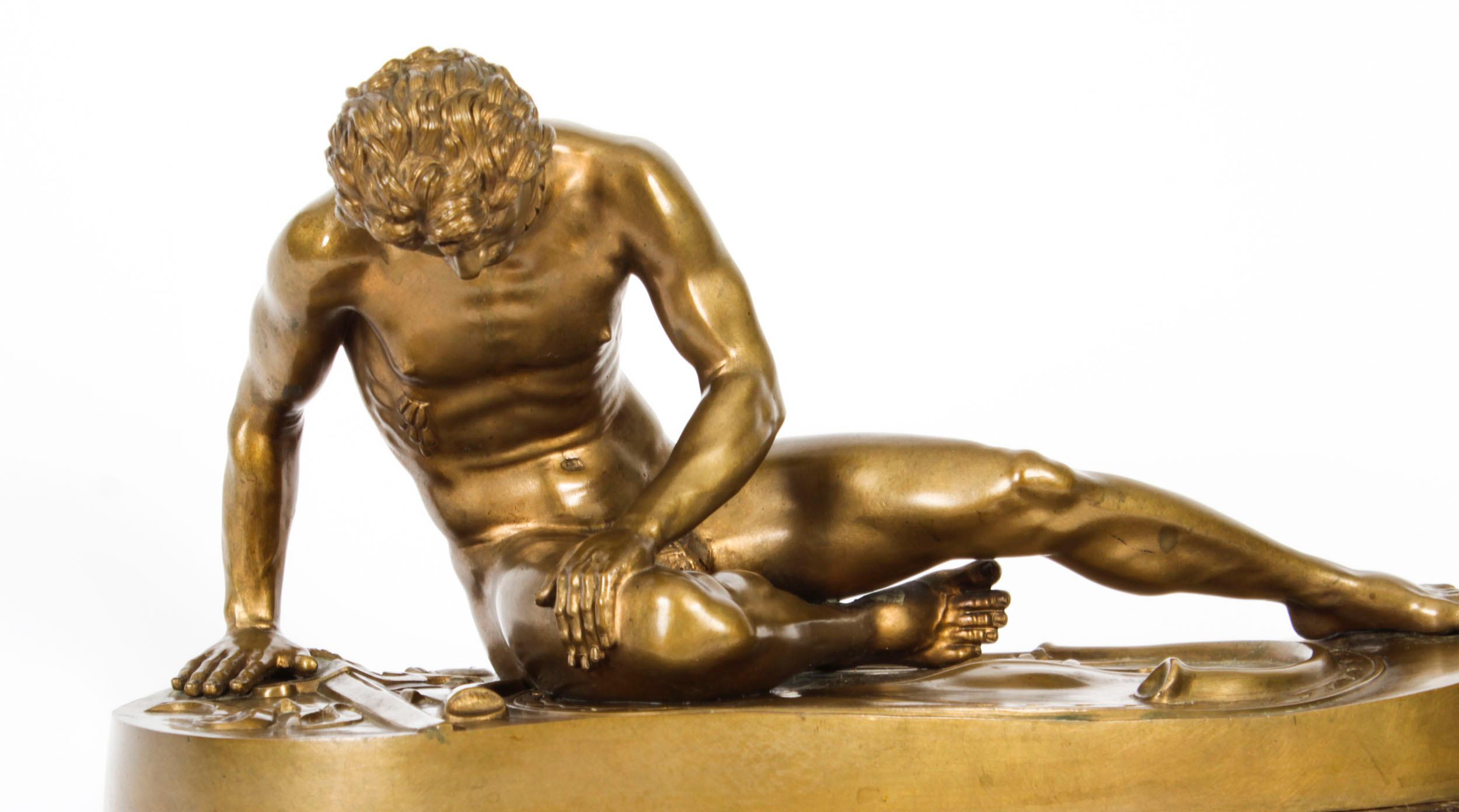 Il s'agit d'une magnifique figurine italienne ancienne du Grand Tour.  sculpture en bronze patiné doré représentant un gladiateur blessé connu sous le nom de  
