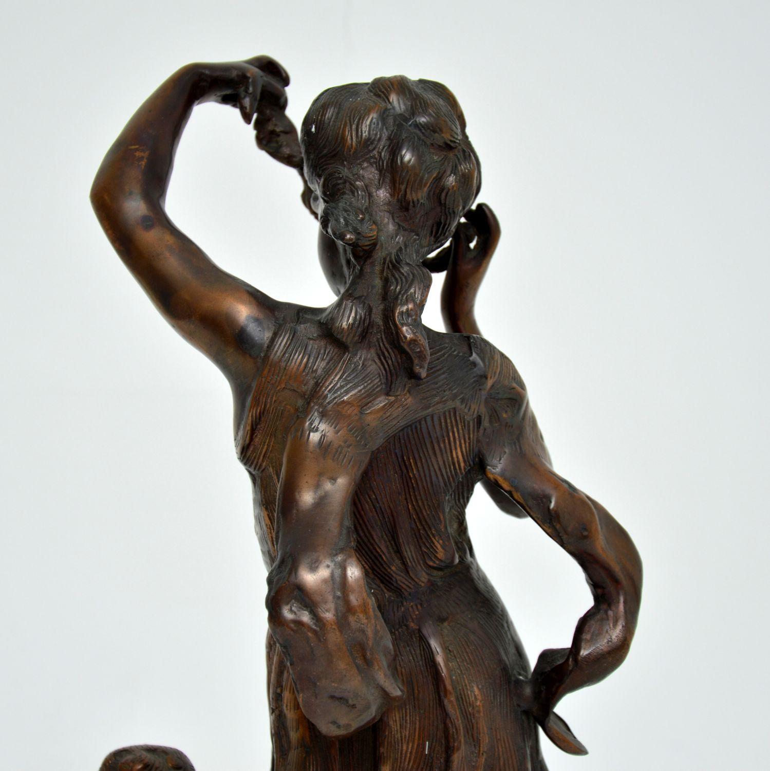XX secolo Scultura antica in bronzo di Donna & Child in vendita