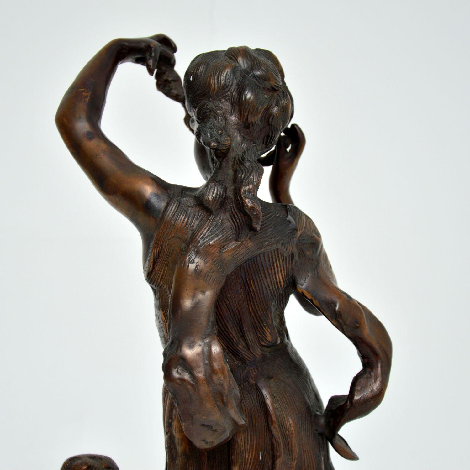 Sculpture ancienne en bronze d'une femme et d'un enfant en vente 1