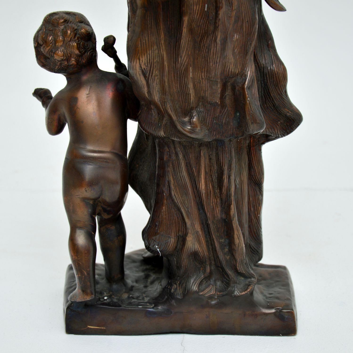 Sculpture ancienne en bronze d'une femme et d'un enfant en vente 4