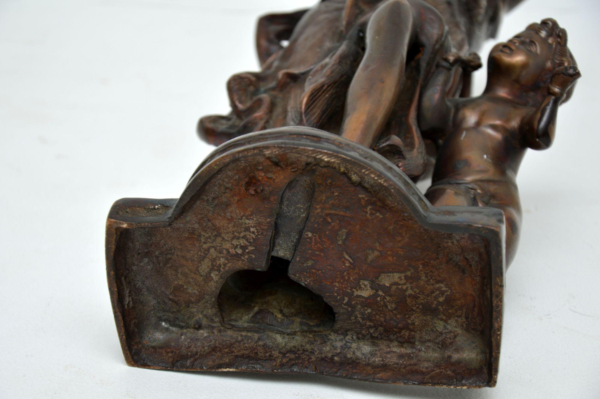 Sculpture ancienne en bronze d'une femme et d'un enfant en vente 5