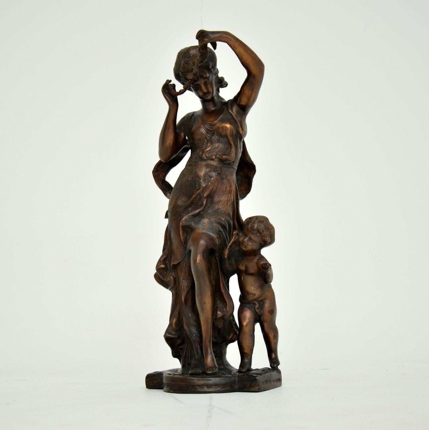 Una bella scultura antica in bronzo, che raffigura una donna e un bambino di epoca classica. Probabilmente è stato realizzato nell'Europa centrale intorno al periodo 1930-50.

È ben fusa con dettagli intricati e ha dimensioni impressionanti. Il