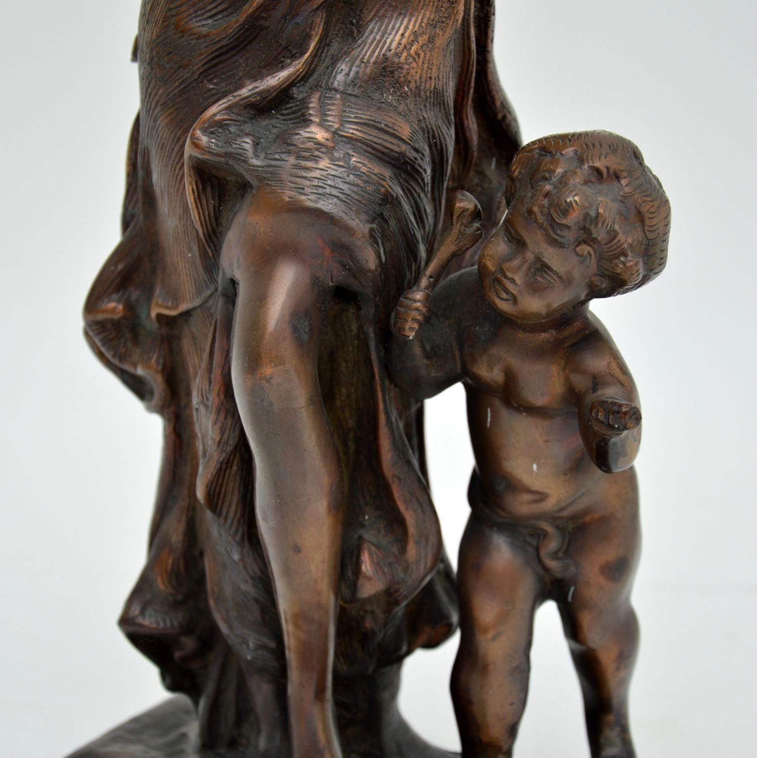 Sculpture ancienne en bronze d'une femme et d'un enfant en vente 2