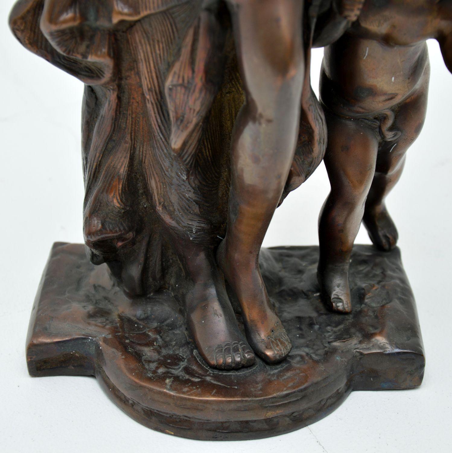 Sculpture ancienne en bronze d'une femme et d'un enfant en vente 3