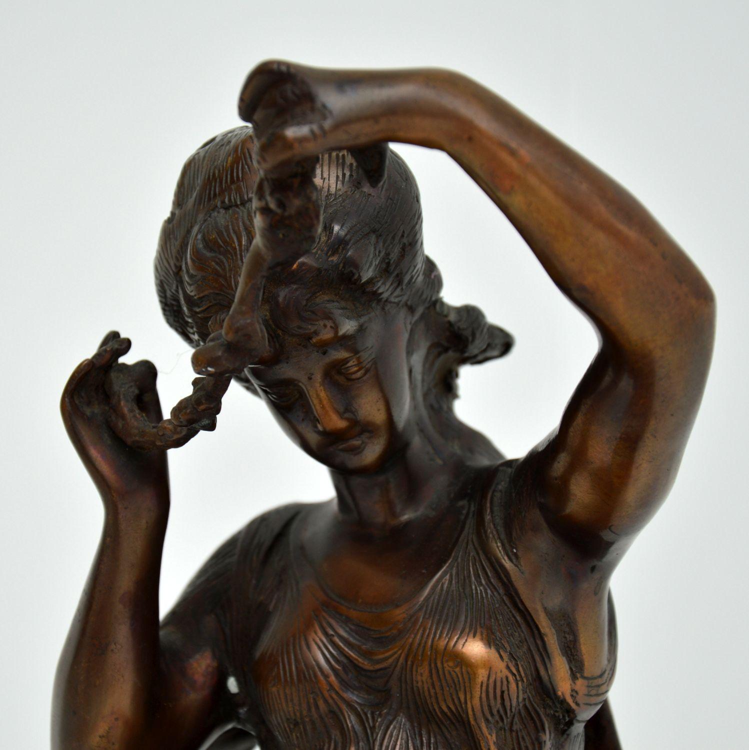 20ième siècle Sculpture ancienne en bronze d'une femme et d'un enfant en vente