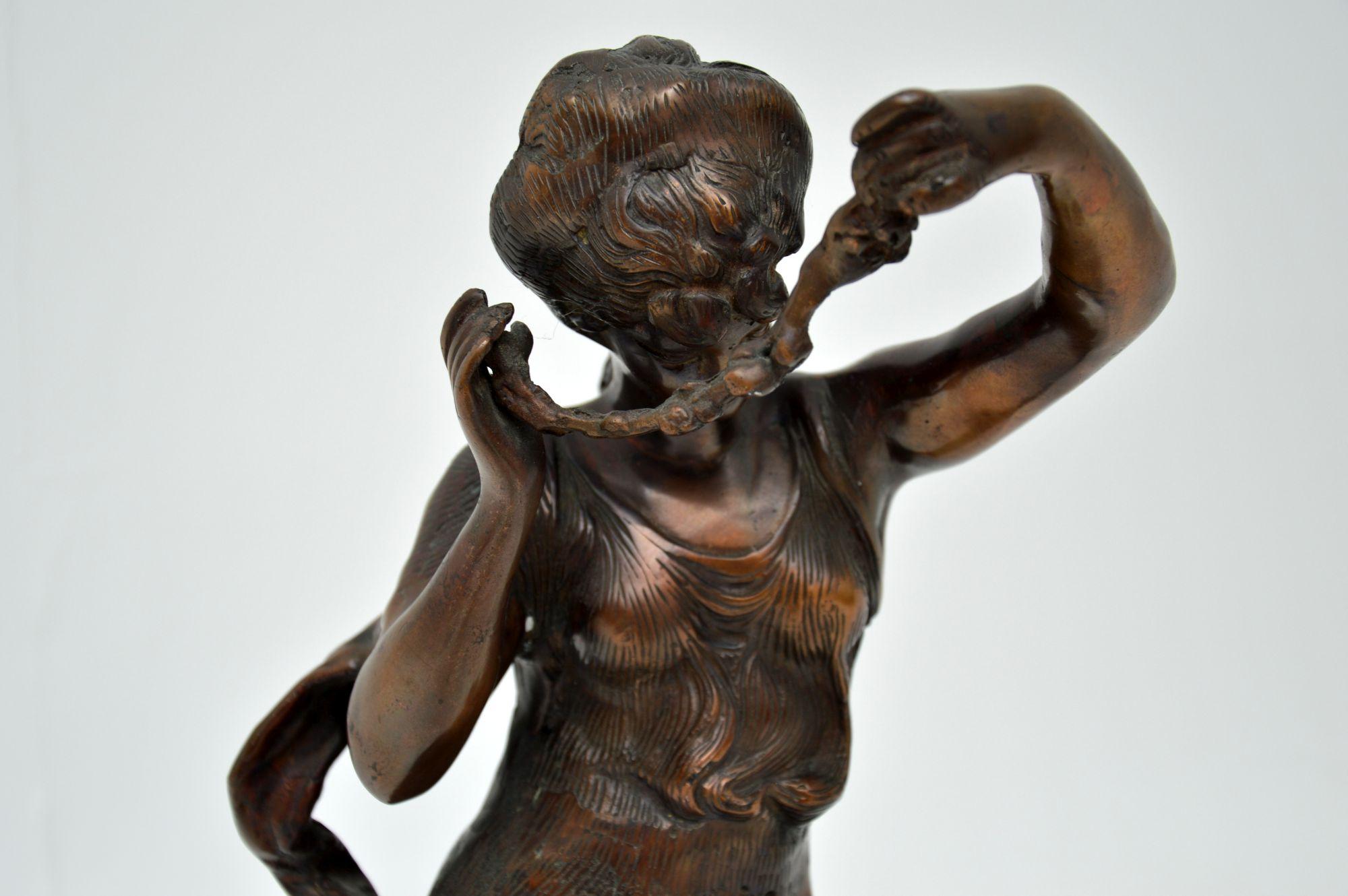 Bronze Sculpture ancienne en bronze d'une femme et d'un enfant en vente