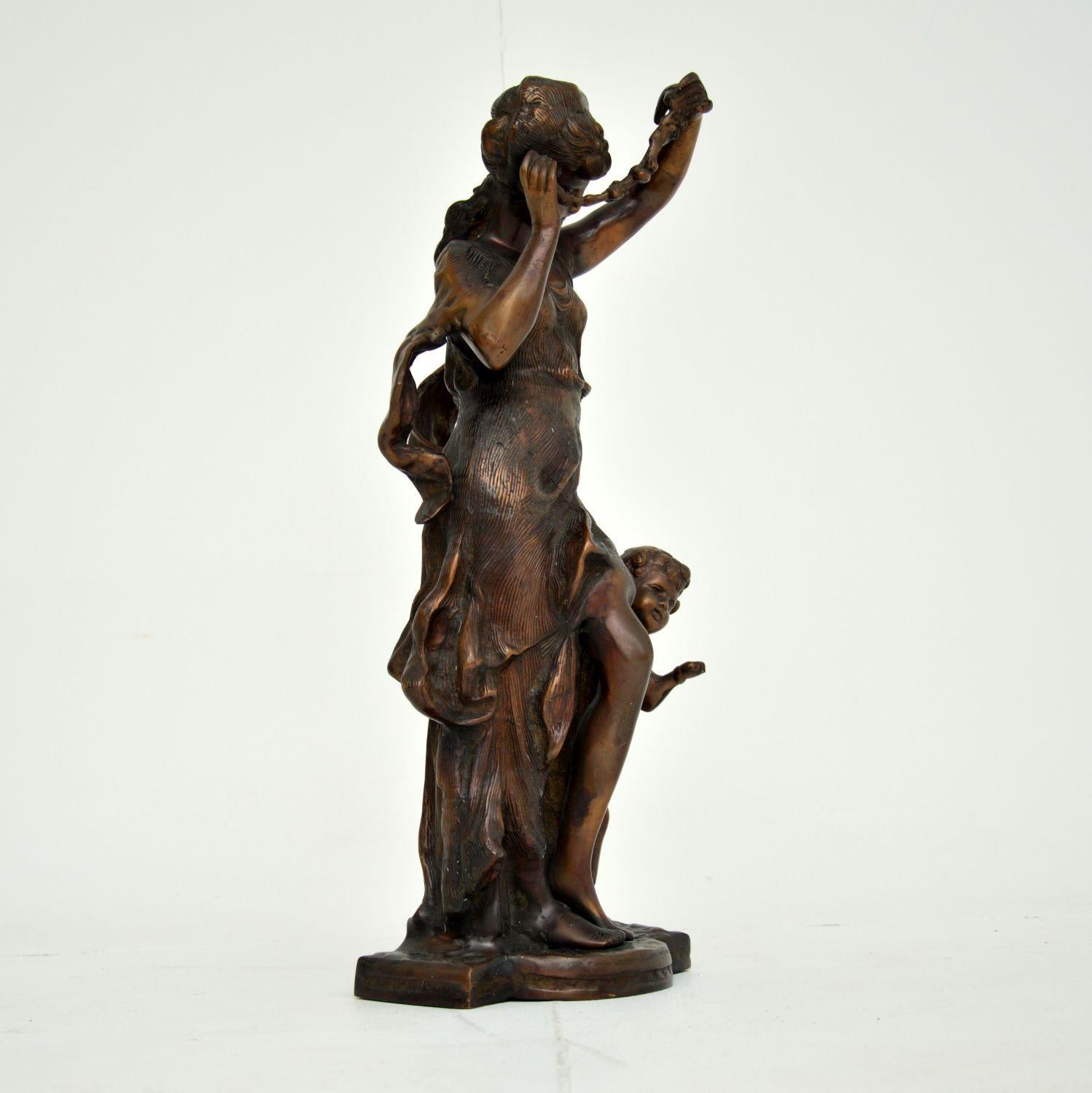Français Sculpture ancienne en bronze d'une femme et d'un enfant en vente