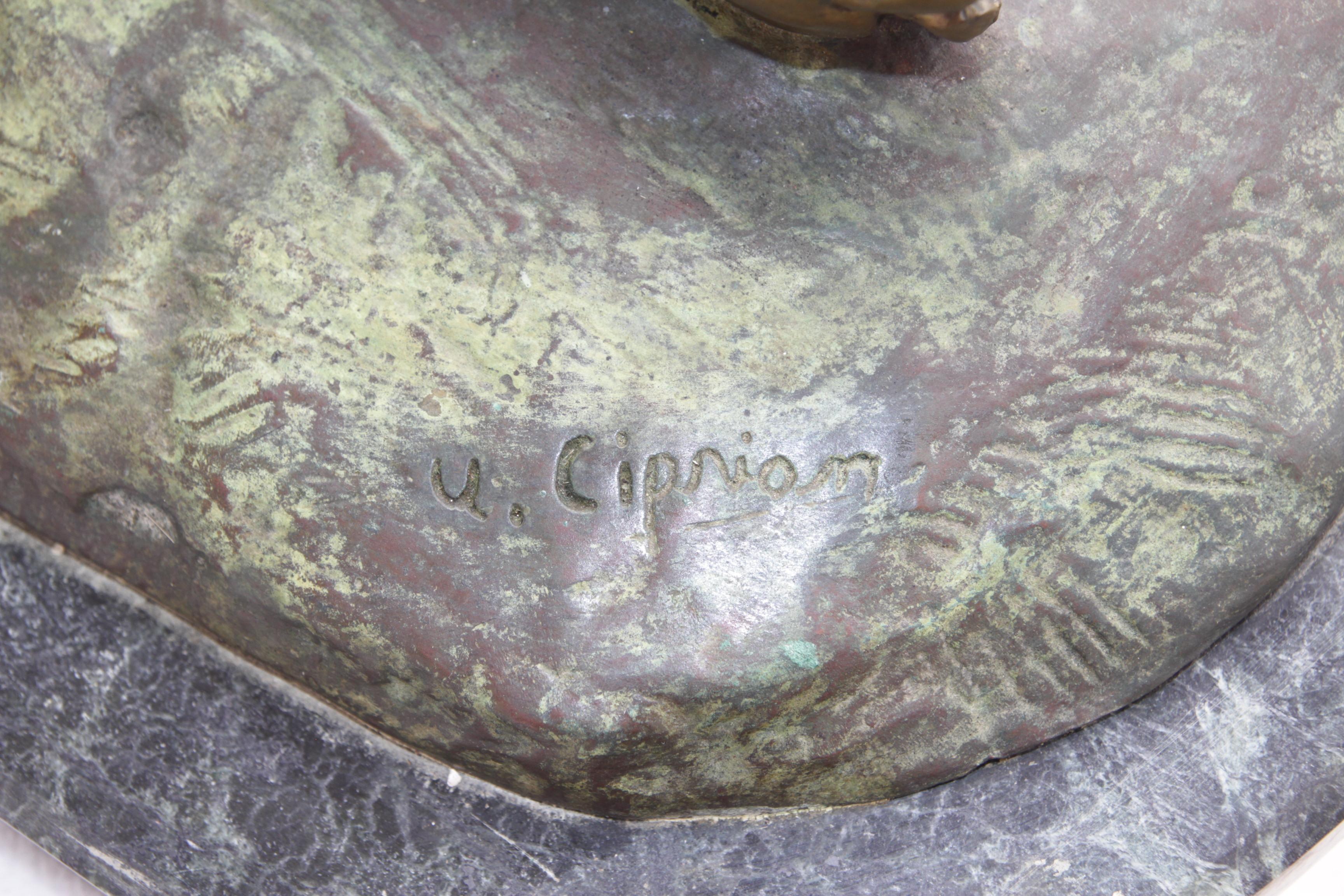 Antica scultura in bronzo di Ugo Cipriani su base in marmo raffigurante una donna nuda reclinata in vendita 3