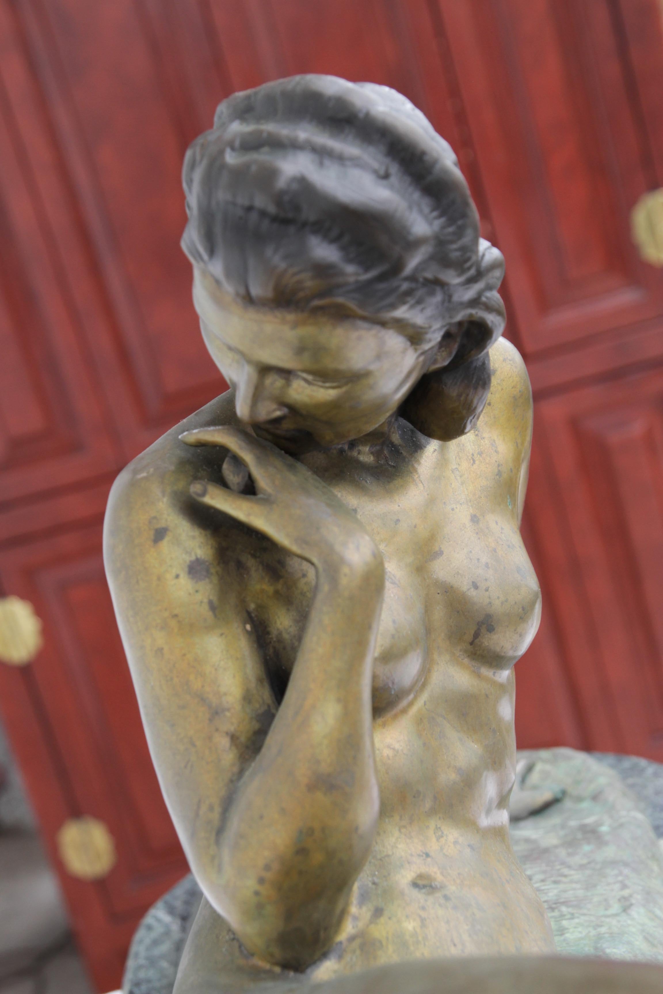 Art Déco Antica scultura in bronzo di Ugo Cipriani su base in marmo raffigurante una donna nuda reclinata in vendita