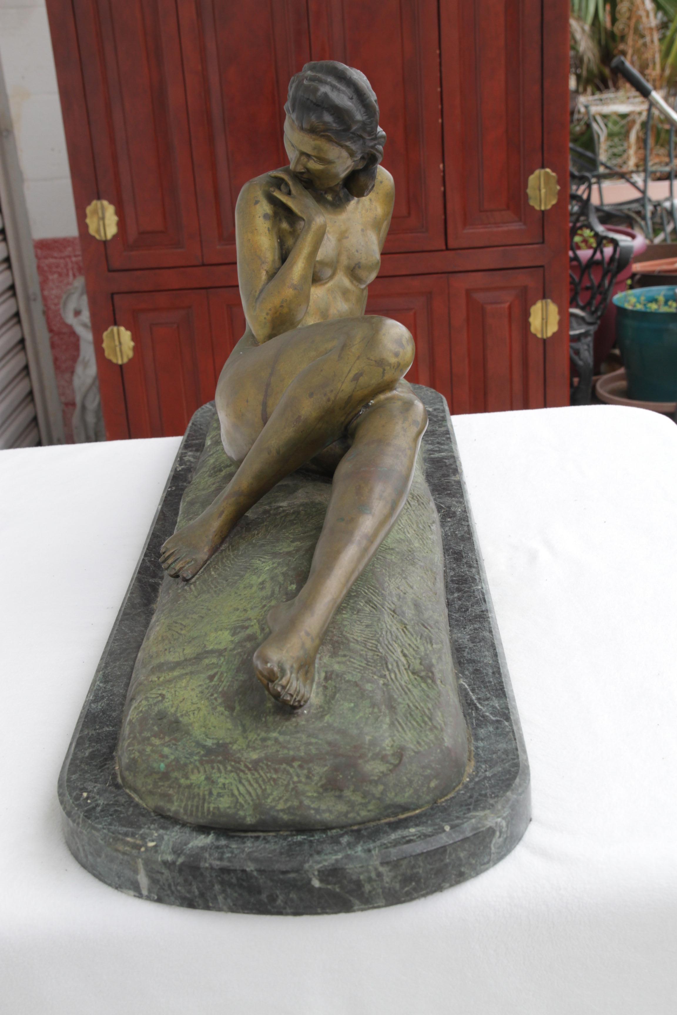 Calco Antica scultura in bronzo di Ugo Cipriani su base in marmo raffigurante una donna nuda reclinata in vendita