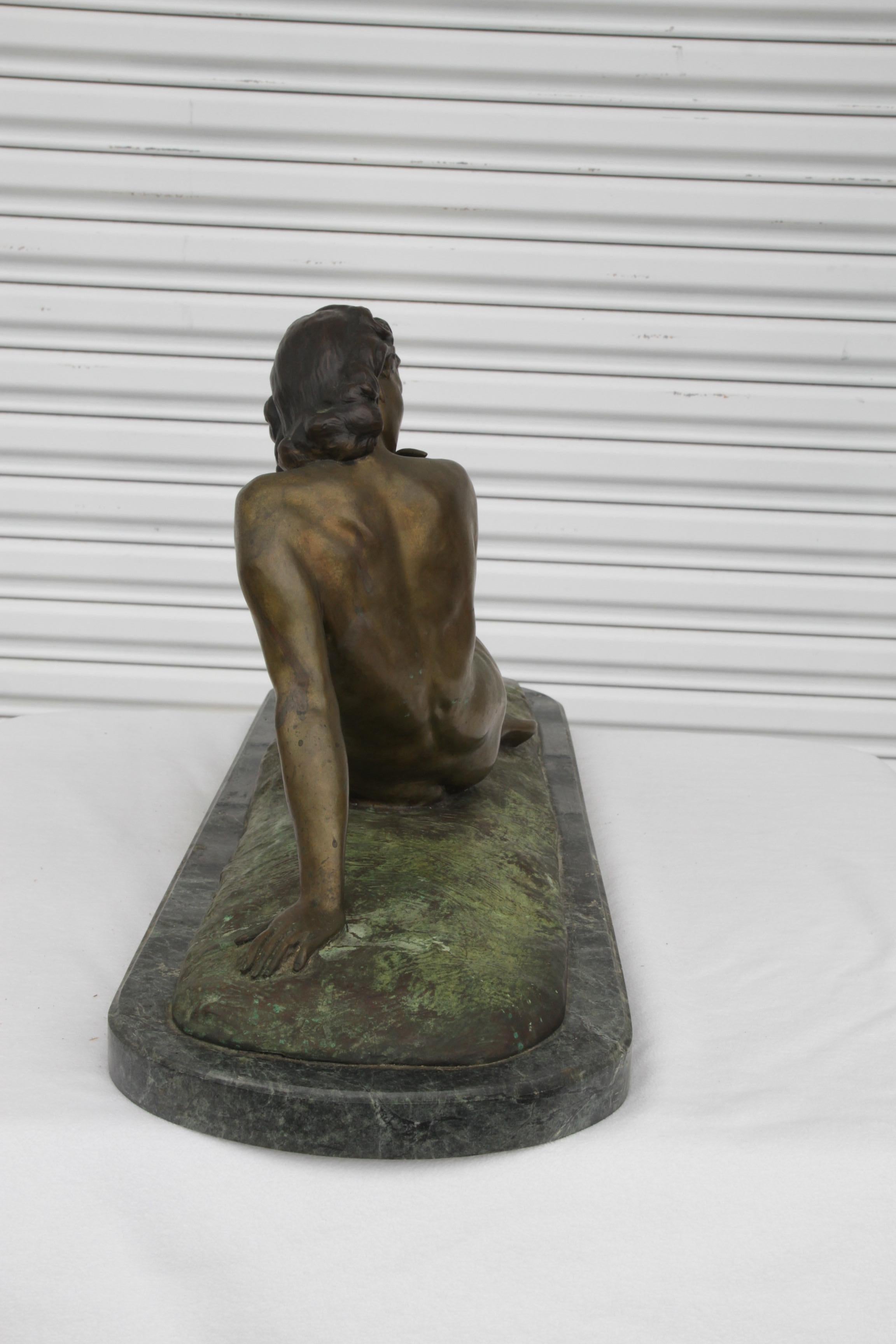 Antica scultura in bronzo di Ugo Cipriani su base in marmo raffigurante una donna nuda reclinata In condizioni buone in vendita a Pasadena, TX