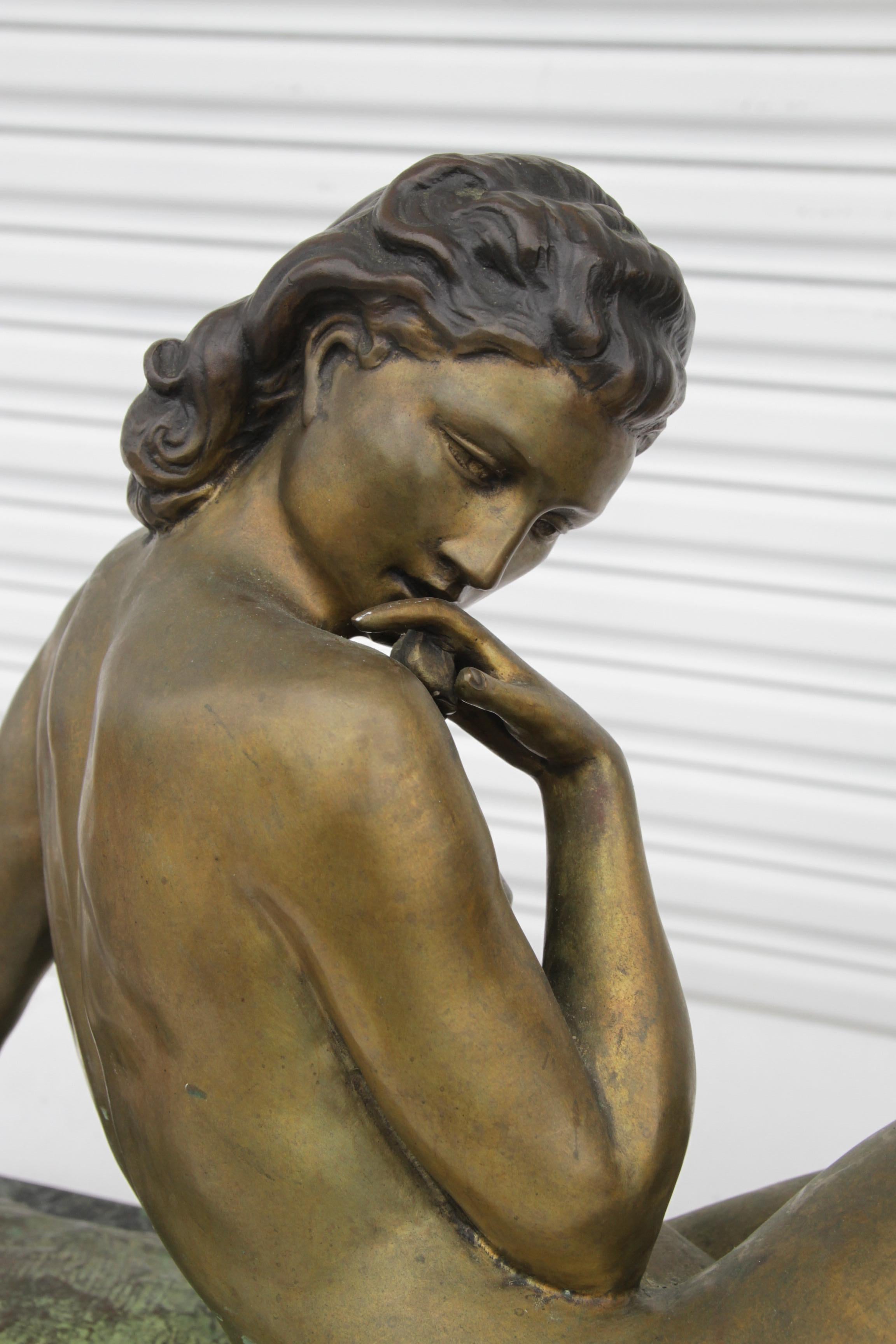 XIX secolo Antica scultura in bronzo di Ugo Cipriani su base in marmo raffigurante una donna nuda reclinata in vendita