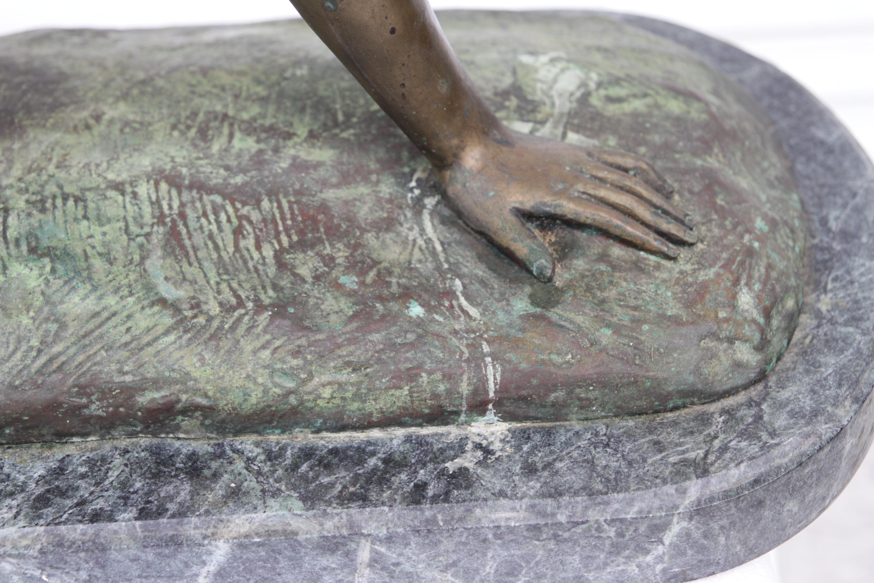 Bronzo Antica scultura in bronzo di Ugo Cipriani su base in marmo raffigurante una donna nuda reclinata in vendita