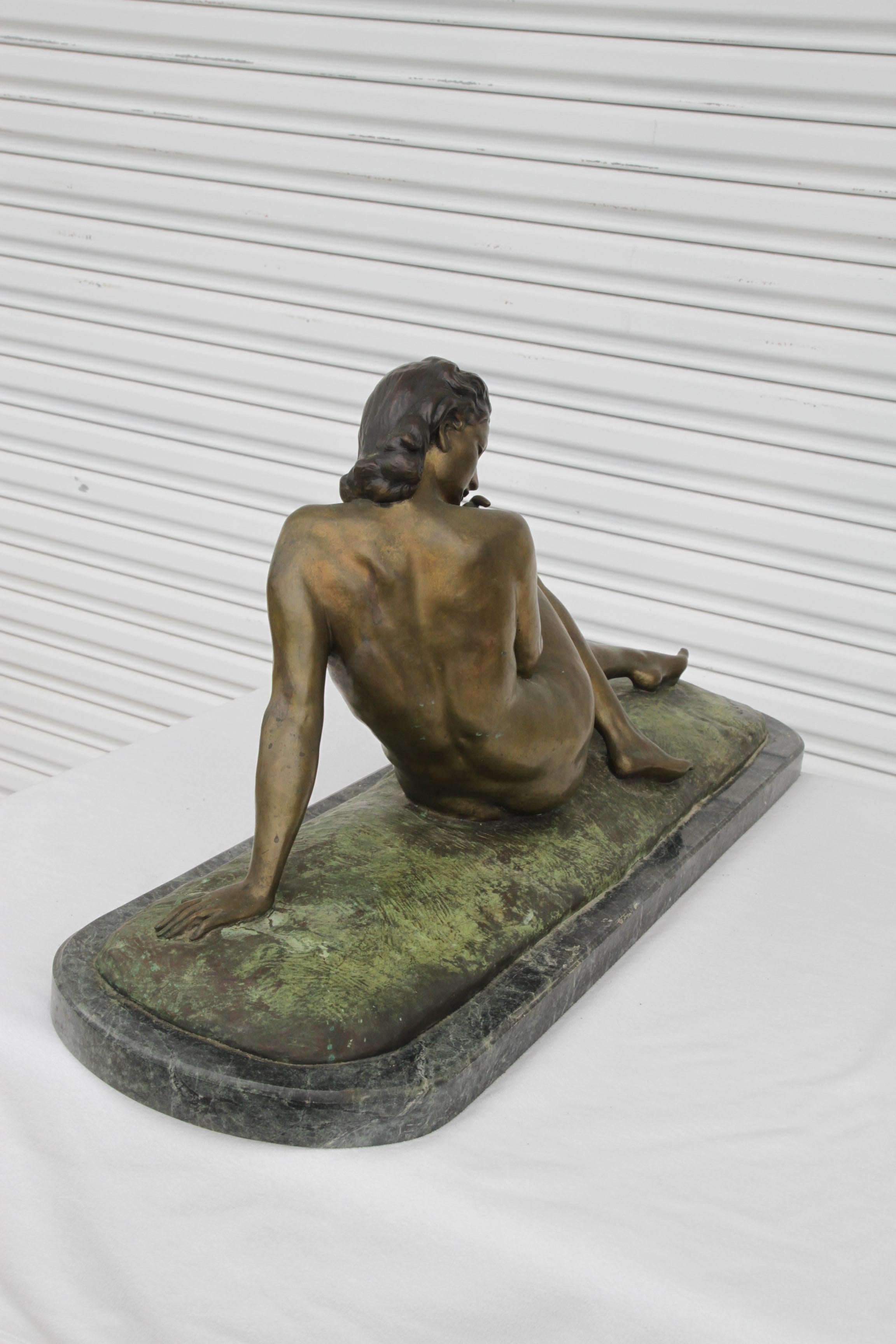 Antica scultura in bronzo di Ugo Cipriani su base in marmo raffigurante una donna nuda reclinata in vendita 1
