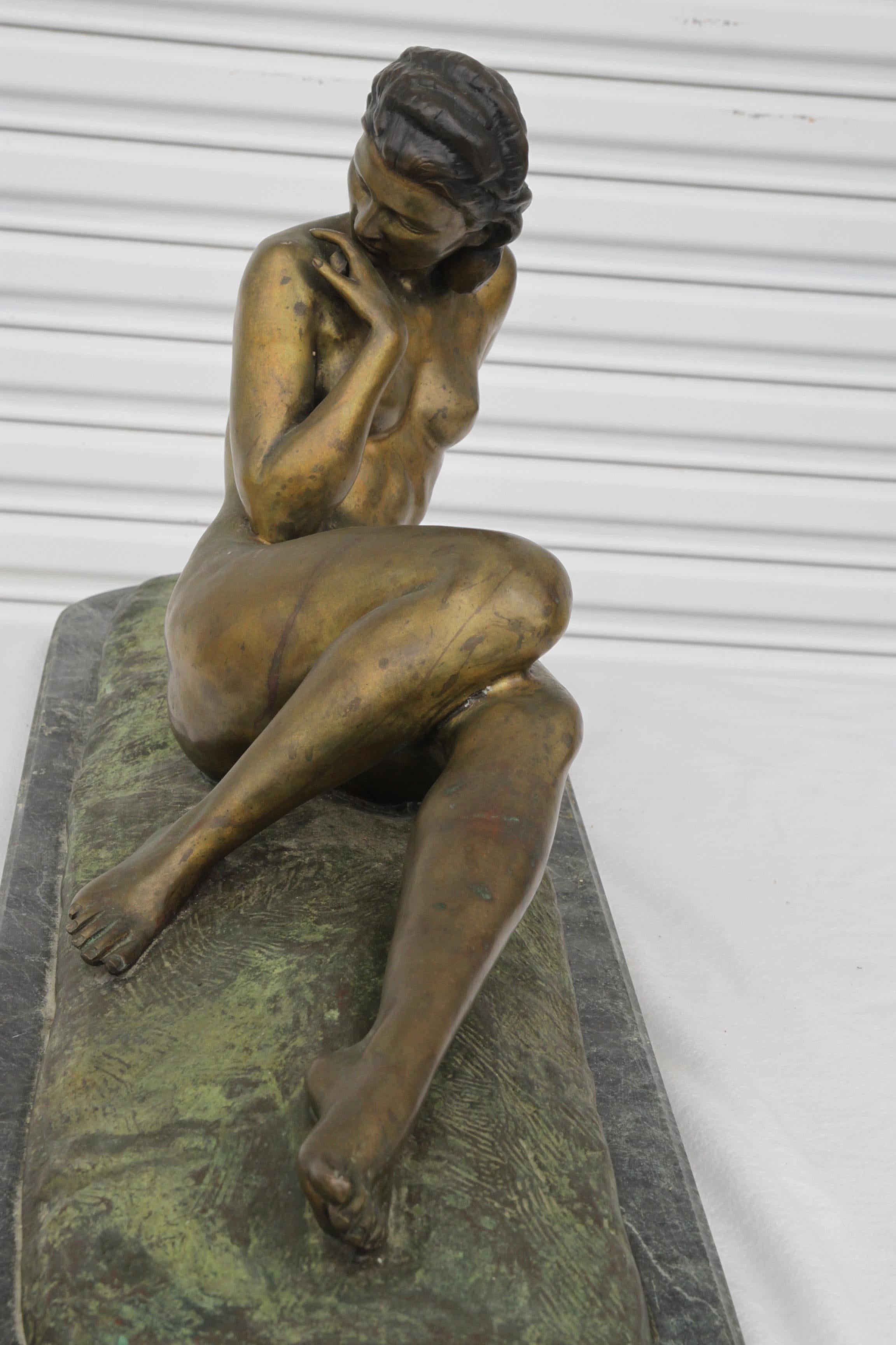 Antica scultura in bronzo di Ugo Cipriani su base in marmo raffigurante una donna nuda reclinata in vendita 2