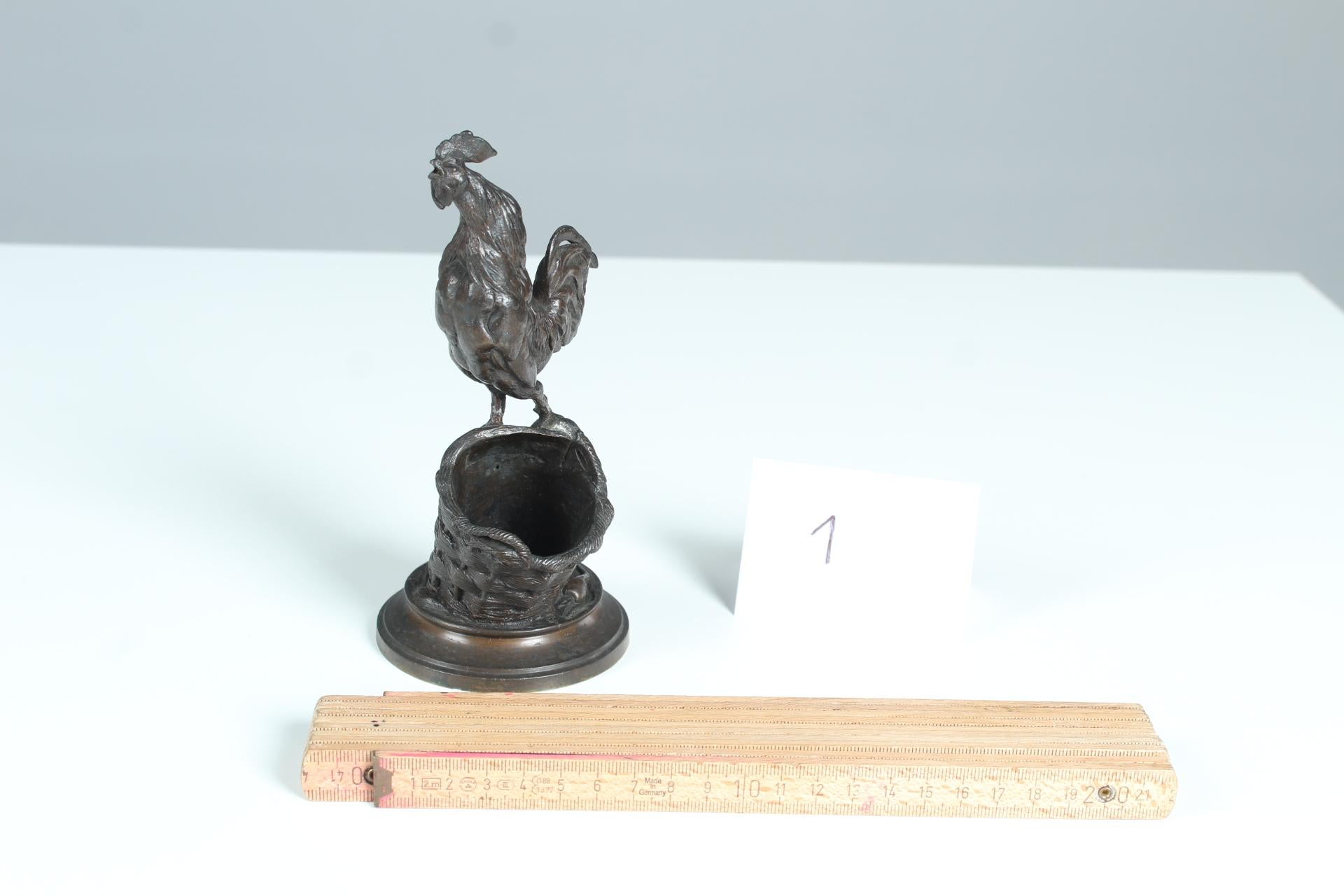 Français Sculpture ancienne en bronze, signée par Auguste Cain, Coq Sur Un Panier, Rooster en vente