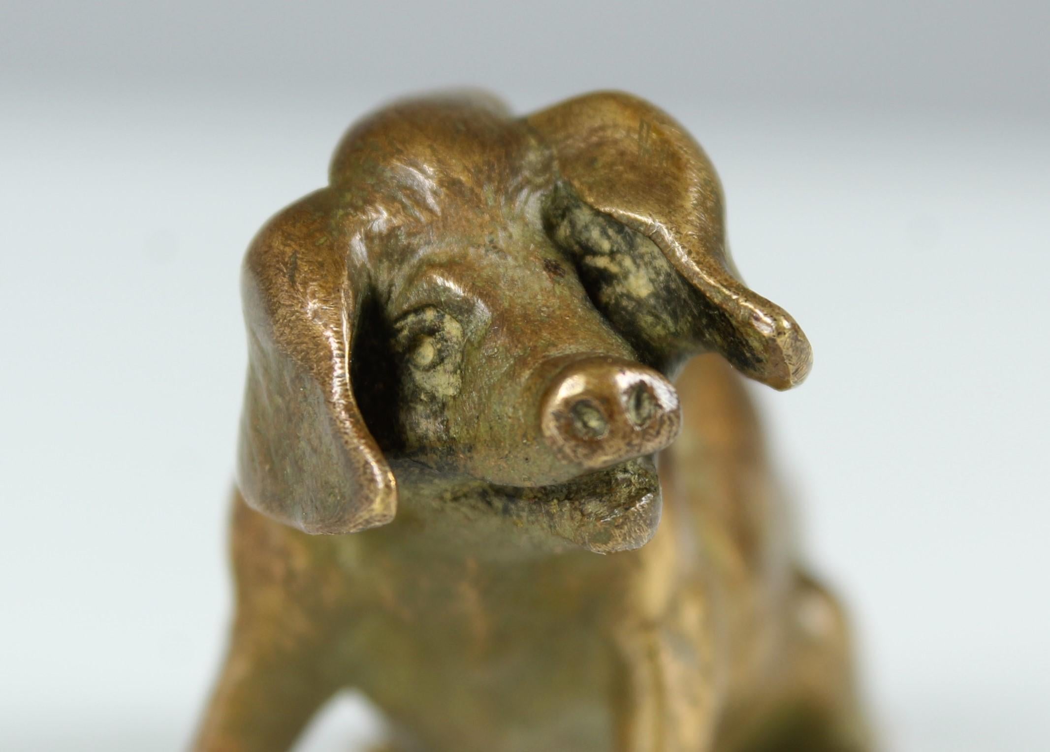 Antique bronze sculpture by Louis Albert Carvin (born 7th august 1875 in Paris - 6th January 1951). Depiction of a sitting pig. Finely chiseled. 
Signed at the bottom 