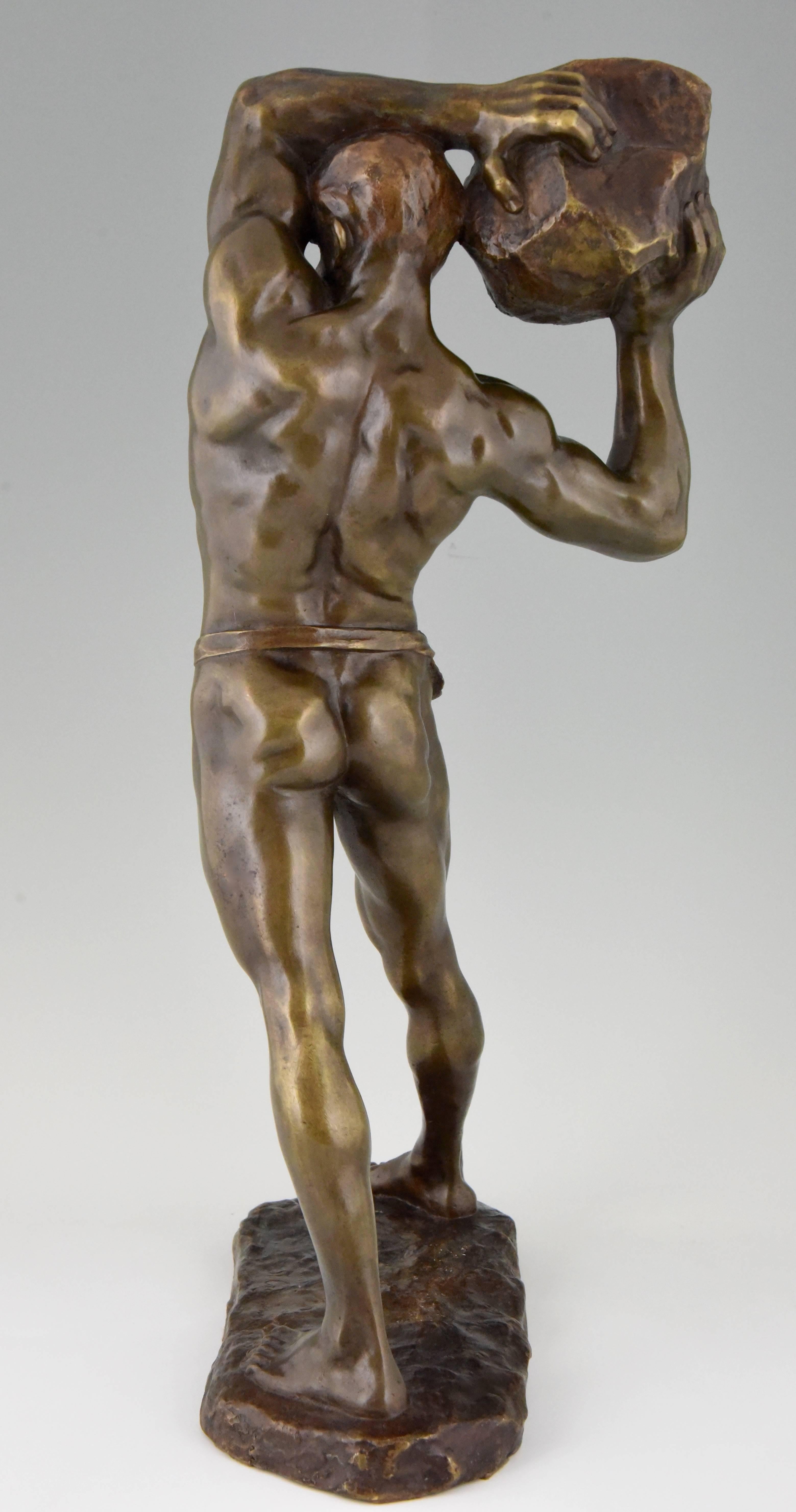 Sculpture ancienne en bronze Homme fort avec pierre Stanislaw Czarnowski Pologne 1908 Bon état à Antwerp, BE