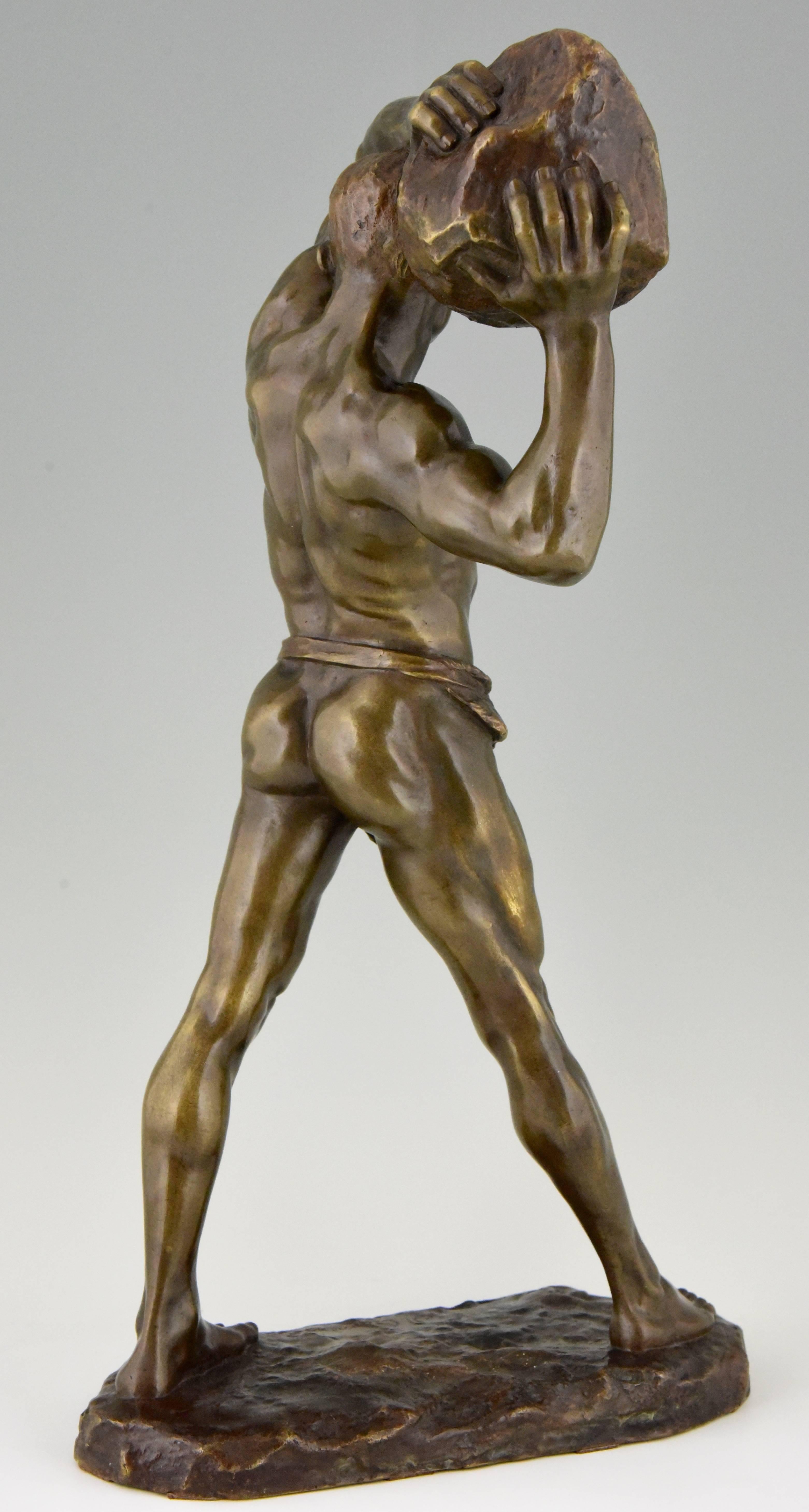 20ième siècle Sculpture ancienne en bronze Homme fort avec pierre Stanislaw Czarnowski Pologne 1908
