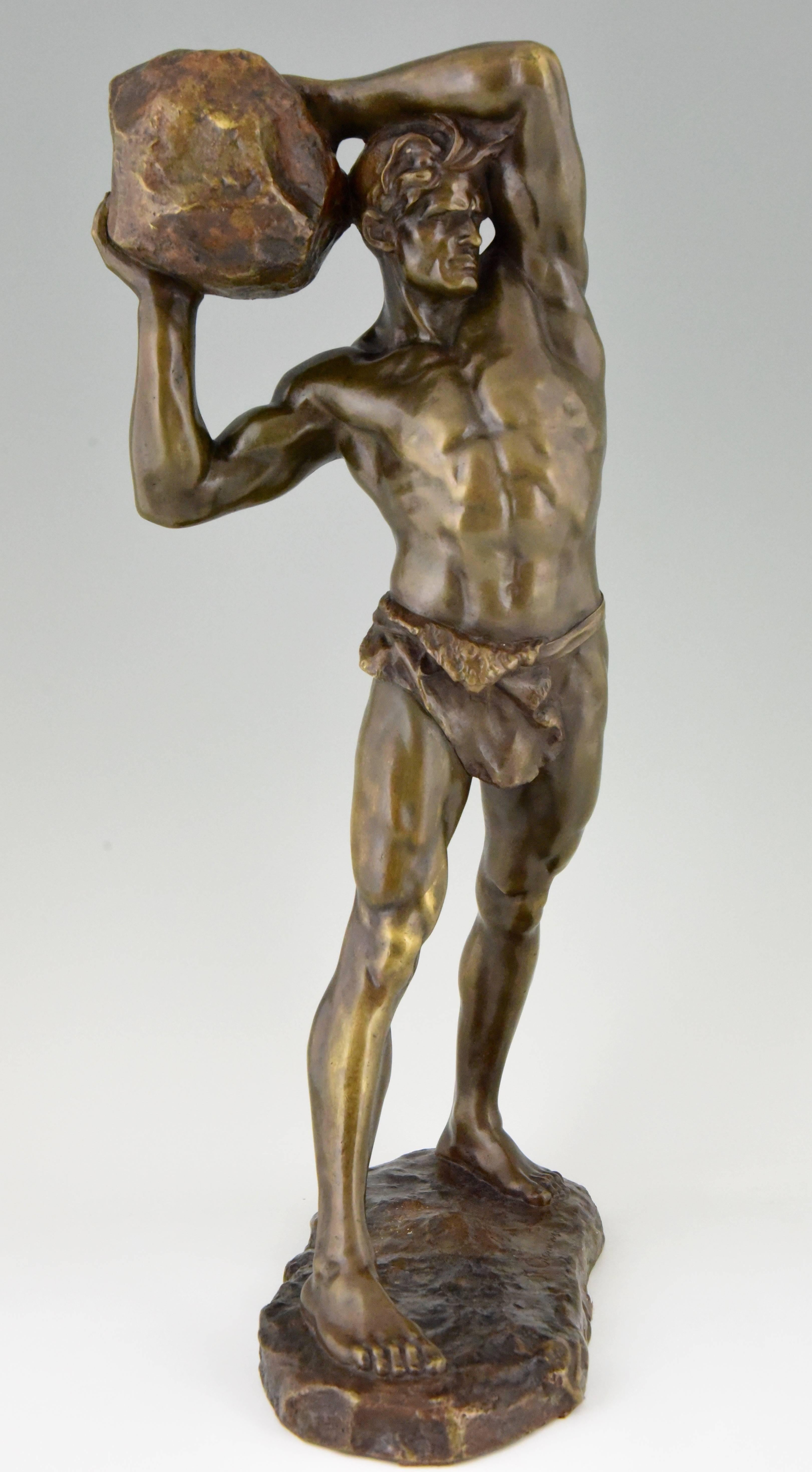 Sculpture ancienne en bronze Homme fort avec pierre Stanislaw Czarnowski Pologne 1908 1