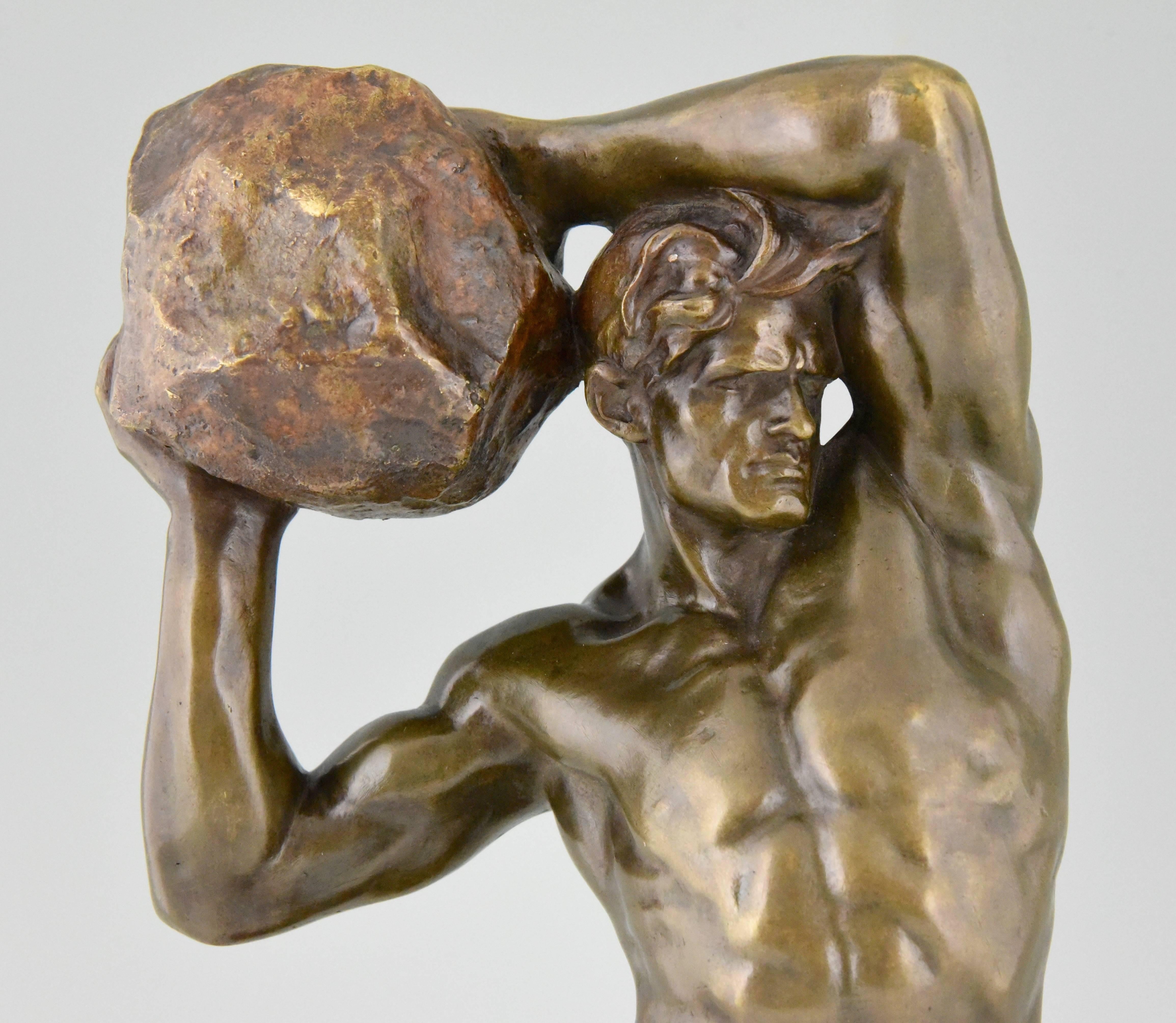 Sculpture ancienne en bronze Homme fort avec pierre Stanislaw Czarnowski Pologne 1908 2