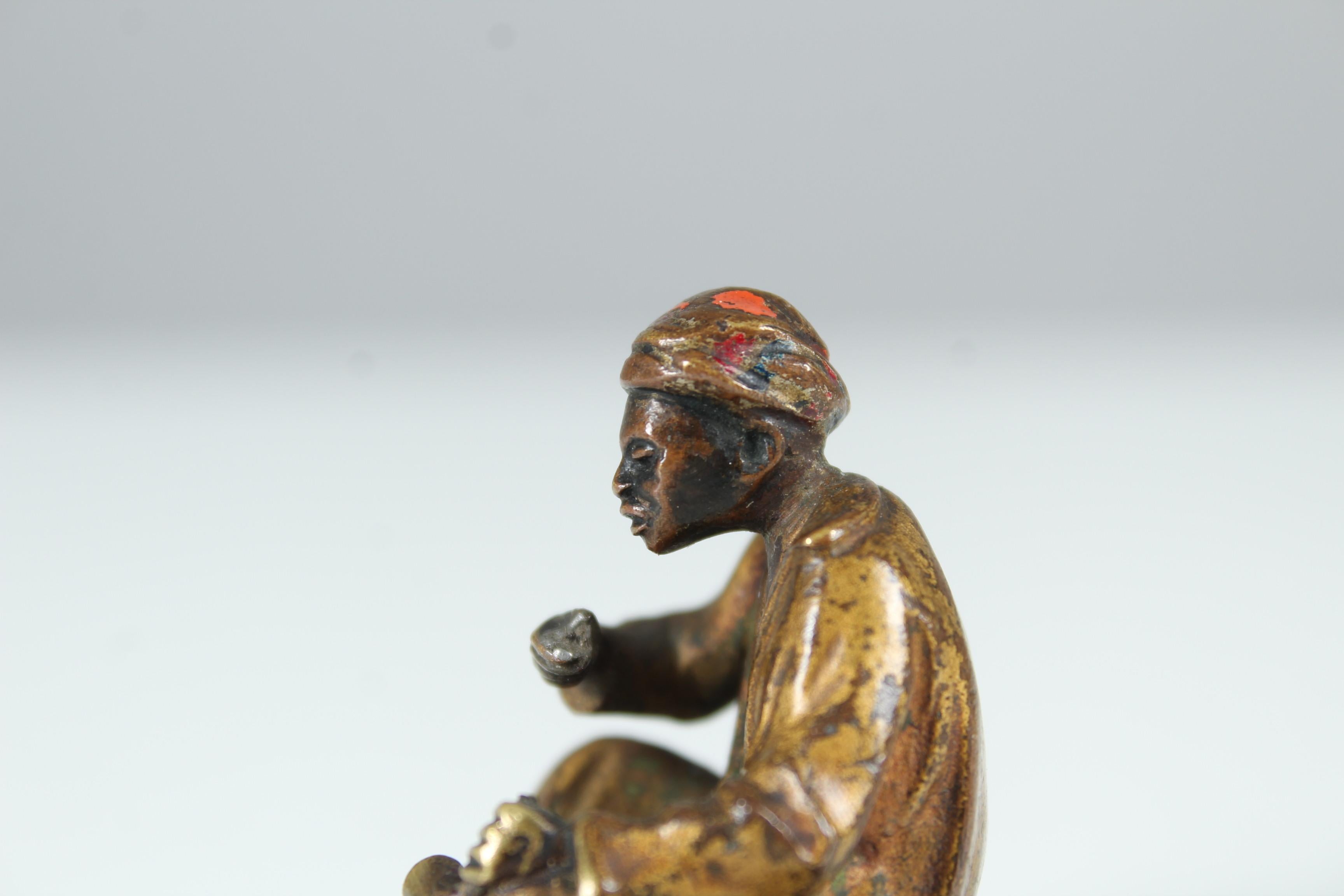 Sculpture en bronze antique, Vienna Bronze ?, Bédouin à la pipe en vente 5