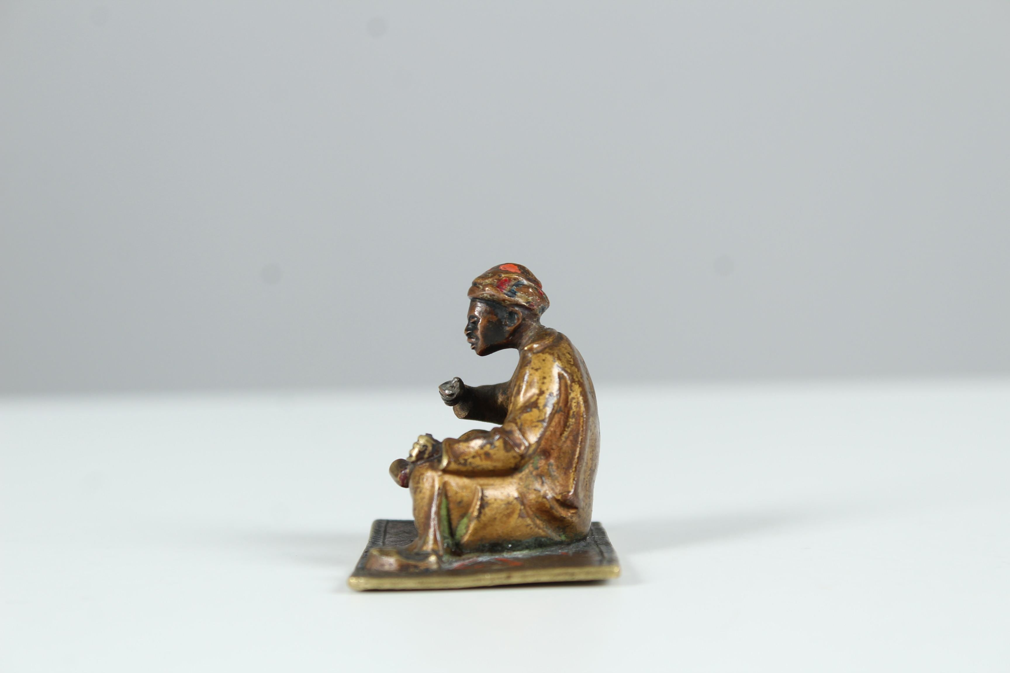 20ième siècle Sculpture en bronze antique, Vienna Bronze ?, Bédouin à la pipe en vente