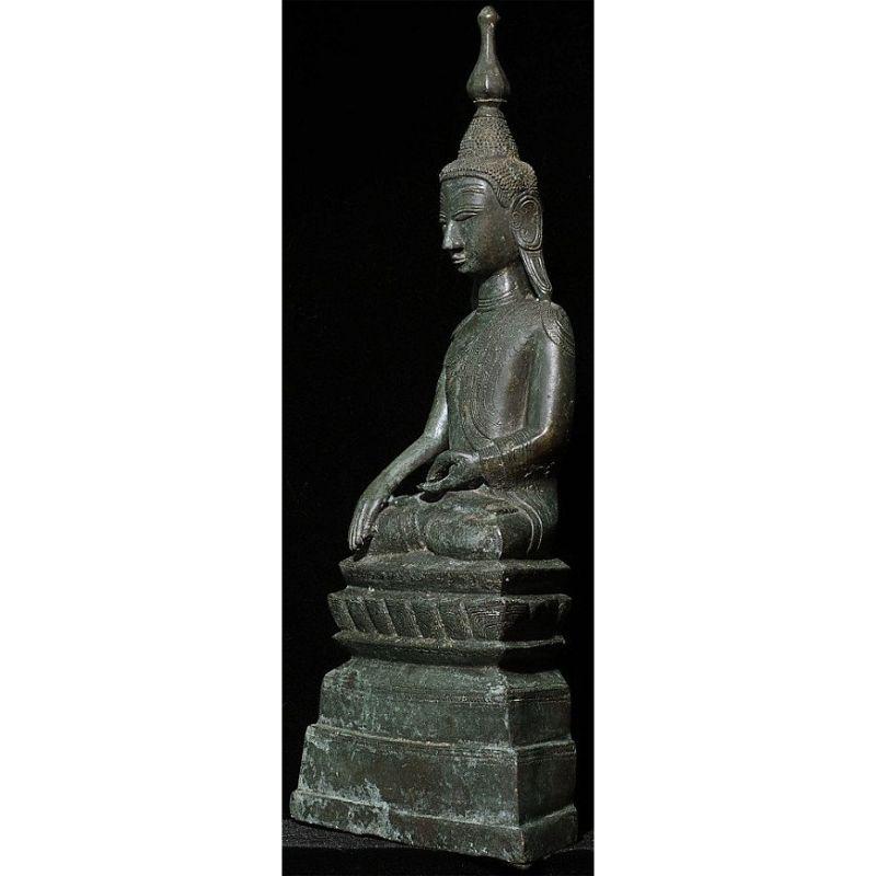 Material: bronze
37,5 cm high 
19 cm wide
Weight: 4.566 kgs
Shan (Tai Yai) style
Bhumisparsha mudra
Originating from Burma
18th century.

