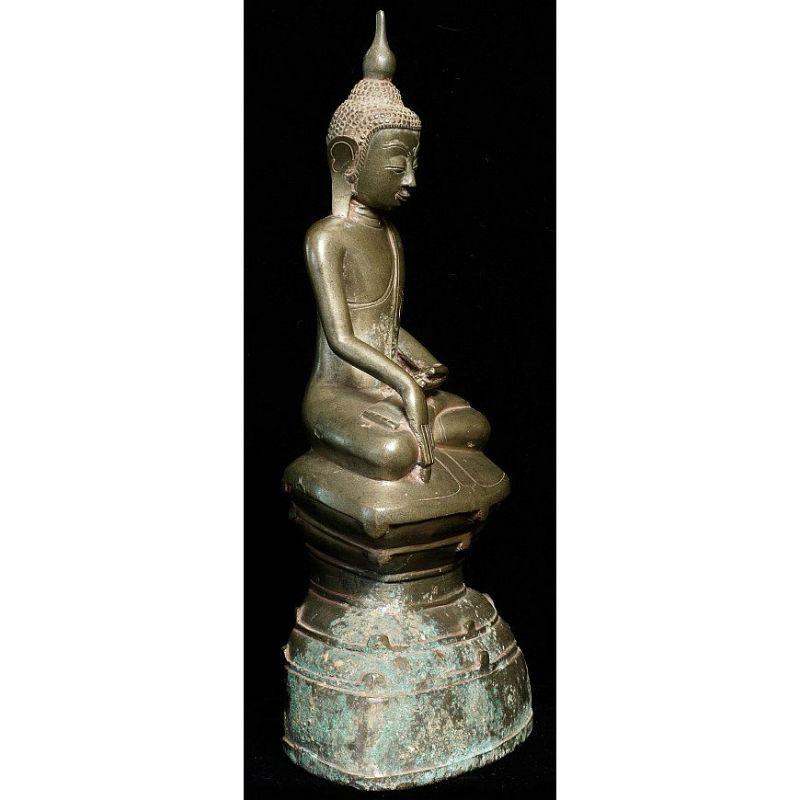 Material: bronze
28,5 cm high 
Weight: 1.773 kgs
Shan (Tai Yai) style
Bhumisparsha mudra
Originating from Burma
18th century
Very high quality !

