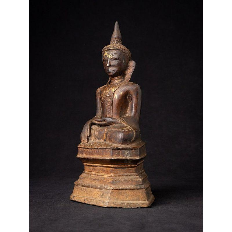 Material: bronze
Measures: 25,7 cm high 
13,5 cm wide and 9,6 cm deep
Weight: 1.5 kgs
With light traces of 24 krt. gilding
Shan (Tai Yai) style
Bhumisparsha mudra
Originating from Burma
18th century
With Burmese inscriptions on te backside,