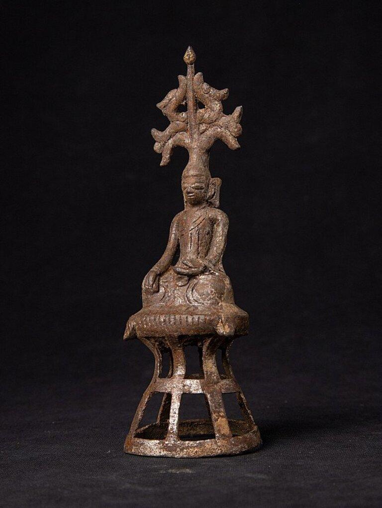 Material: bronze
17,7 cm high 
6 cm wide and 5,4 cm deep
Weight: 0.246 kgs
Shan (Tai Yai) style
Bhumisparsha mudra
Originating from Burma
18th century.
 