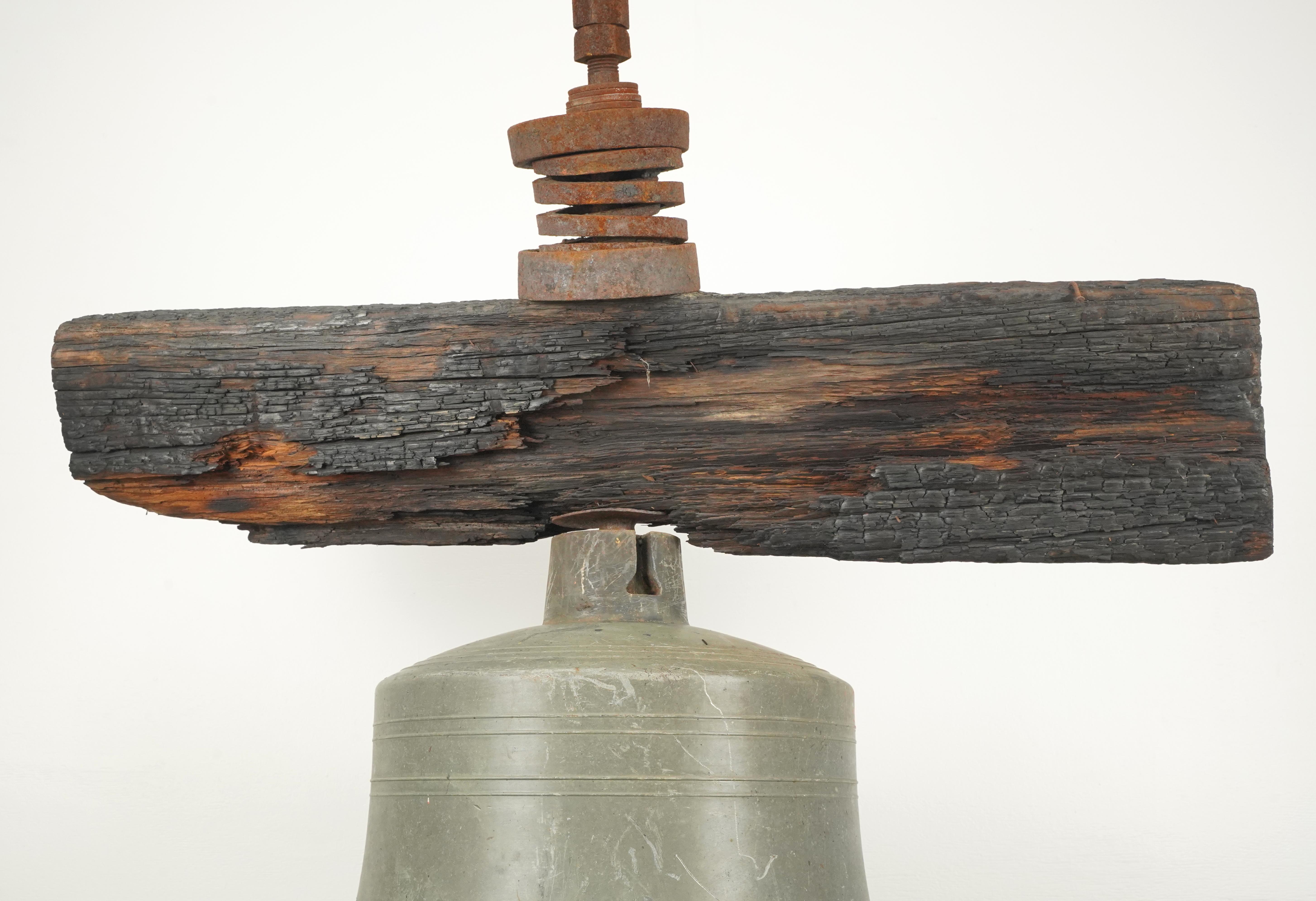 Cloche de bateau en bronze antique avec battant + étrier en Wood Wood en vente 6