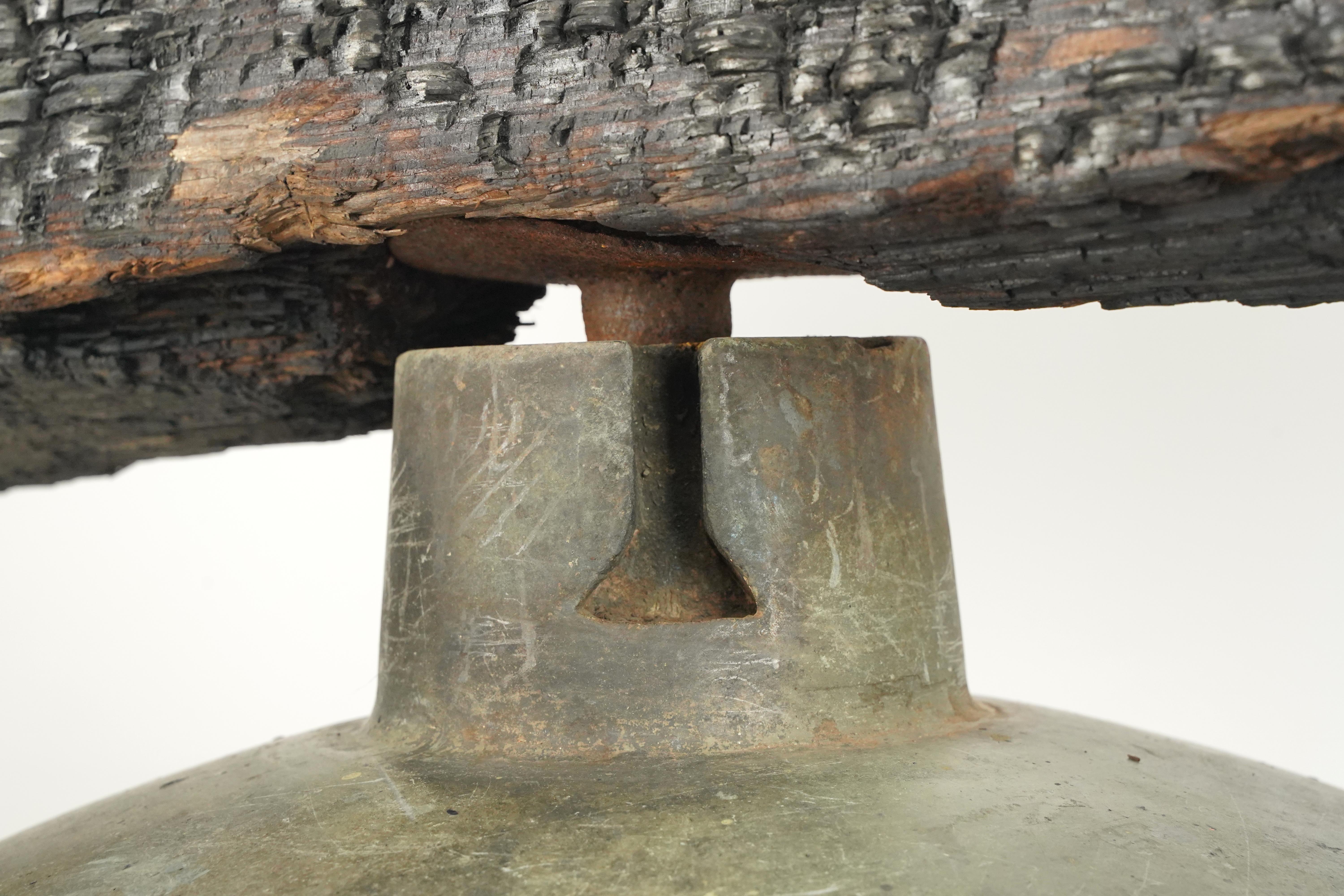 Américain Cloche de bateau en bronze antique avec battant + étrier en Wood Wood en vente