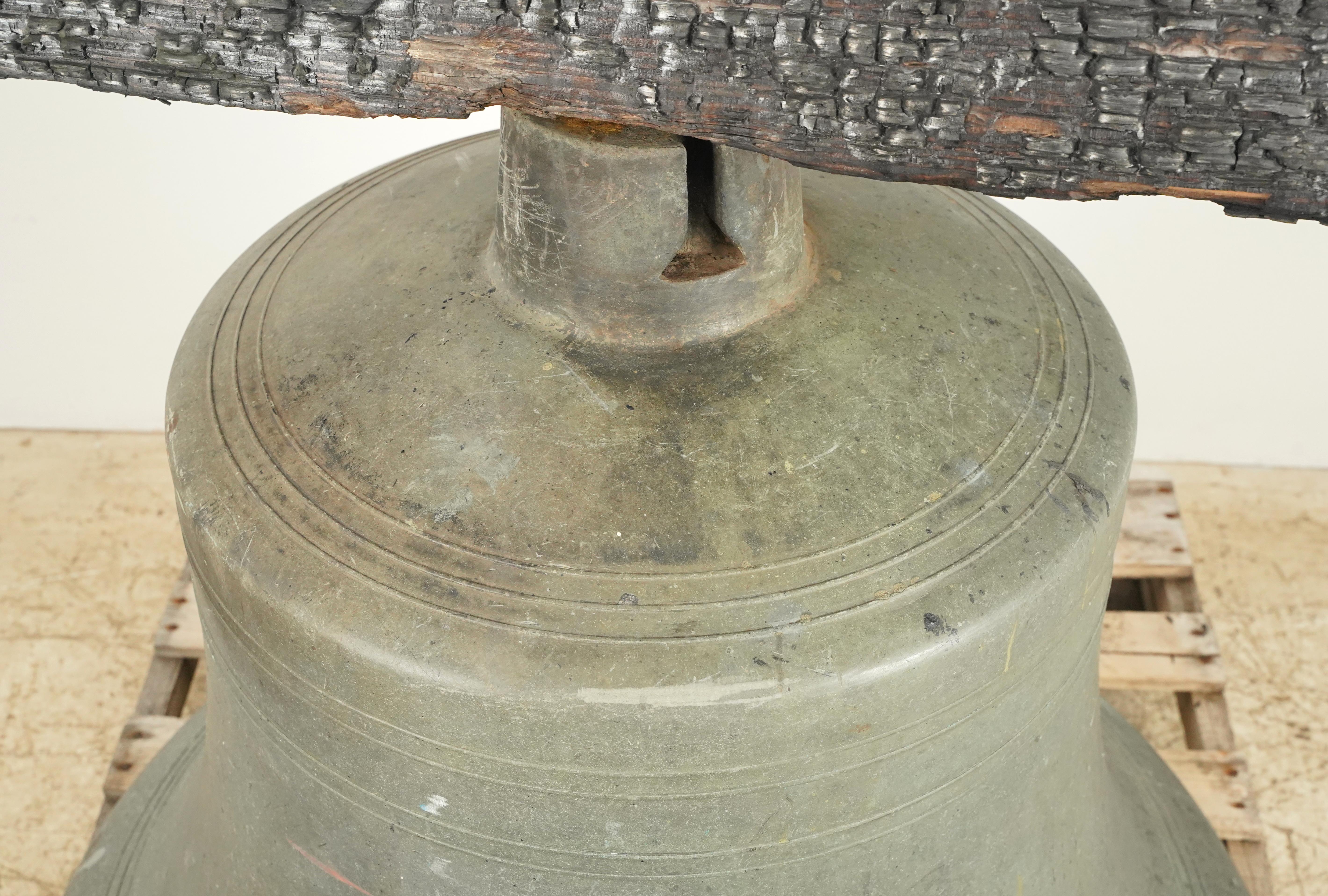 Moulage Cloche de bateau en bronze antique avec battant + étrier en Wood Wood en vente