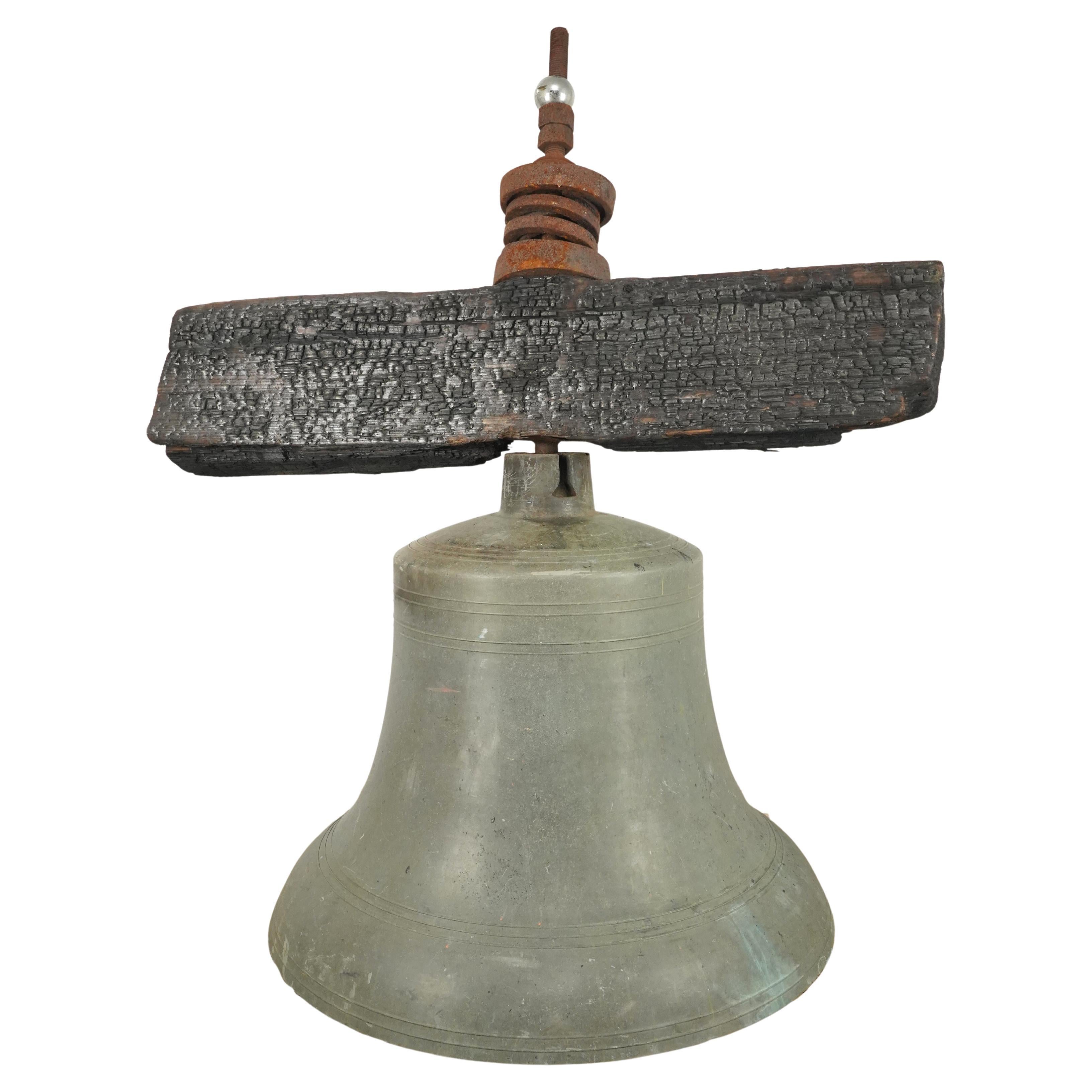 Cloche de bateau en bronze antique avec battant + étrier en Wood Wood en vente