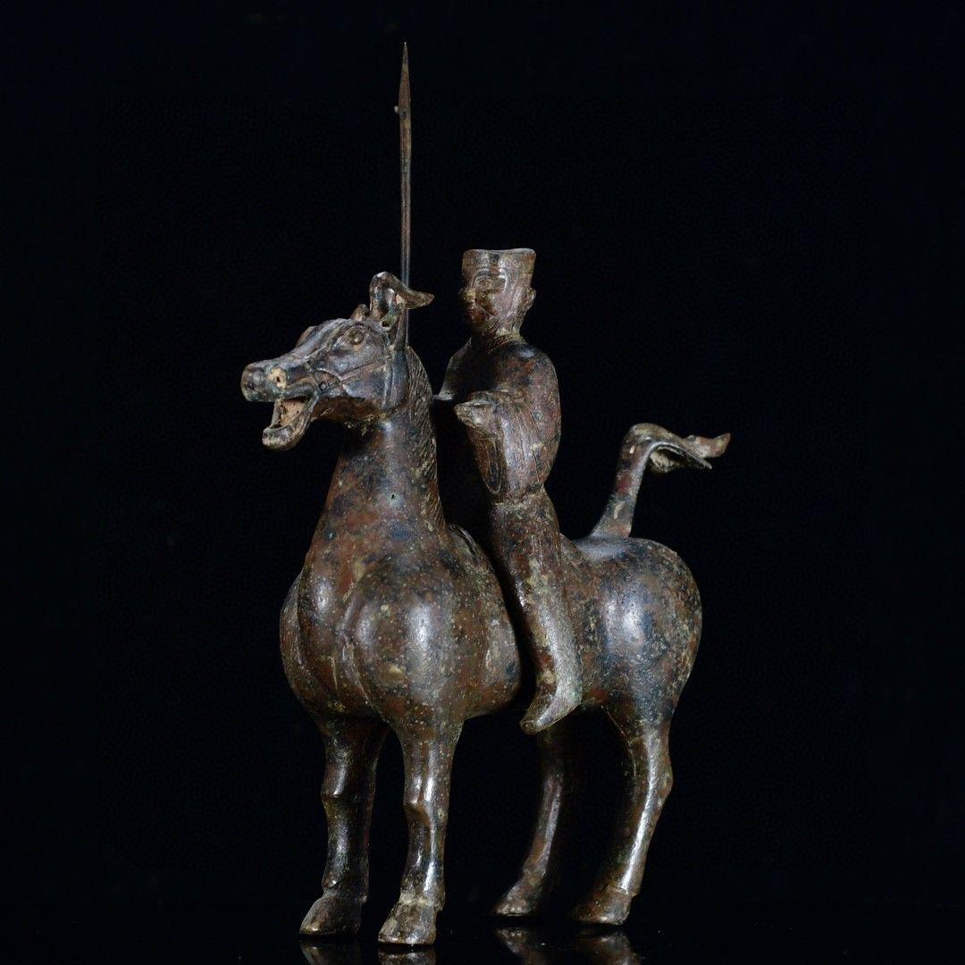 Statue d'un soldat chinois en bronze chevauchant un cheval tenant une épée en vente 5