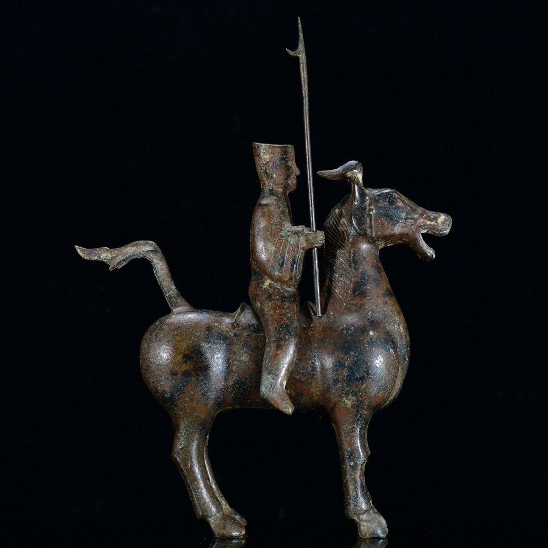 Cette statue de soldat chinois en bronze monté sur un cheval et tenant une épée est un exemple étonnant de l'art et de l'artisanat de la Chine ancienne. Représentant un soldat en armure sur un cheval majestueux, cette sculpture complexe capture