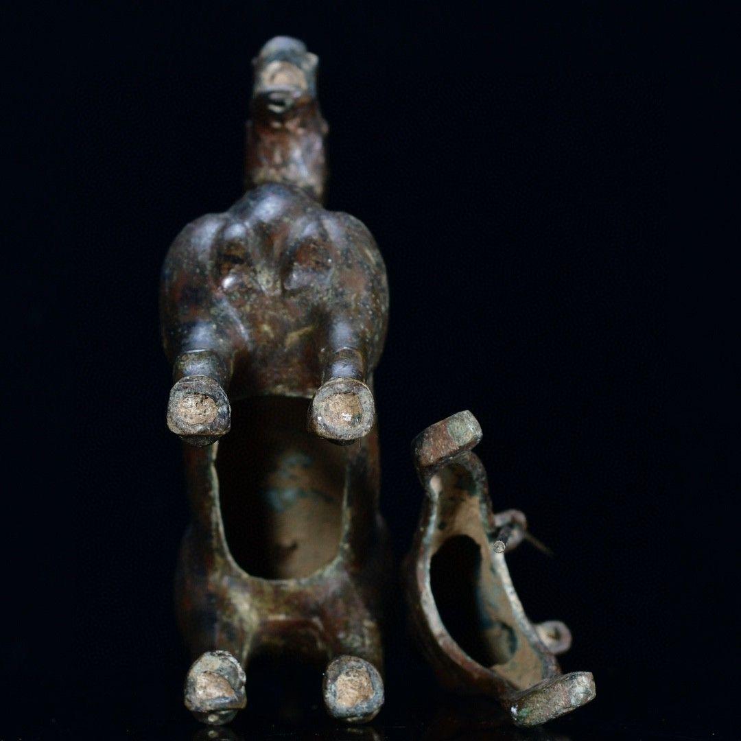 Statue d'un soldat chinois en bronze chevauchant un cheval tenant une épée État moyen - En vente à 景德镇市, CN