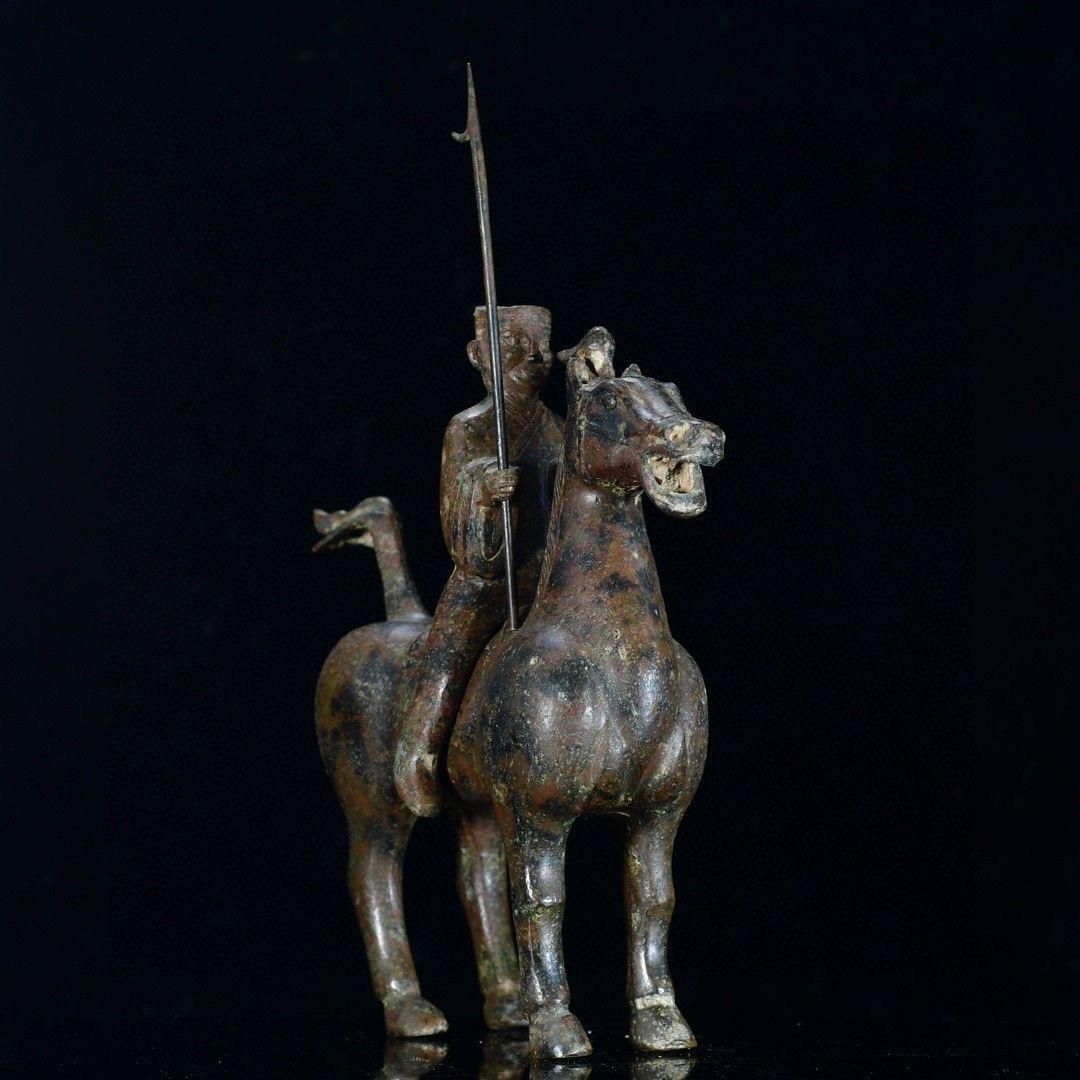 XIXe siècle Statue d'un soldat chinois en bronze chevauchant un cheval tenant une épée en vente