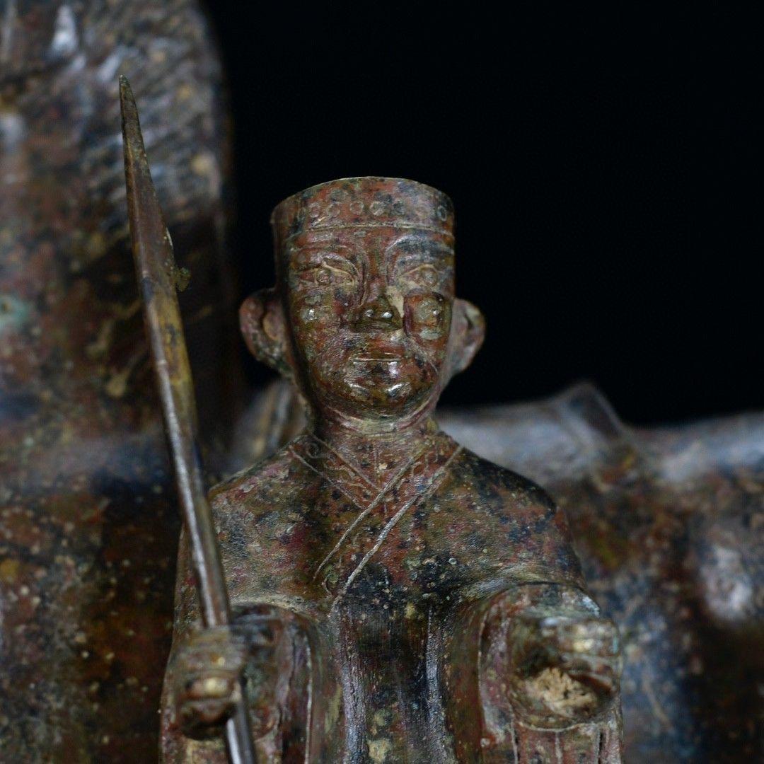 Bronze Statue d'un soldat chinois en bronze chevauchant un cheval tenant une épée en vente