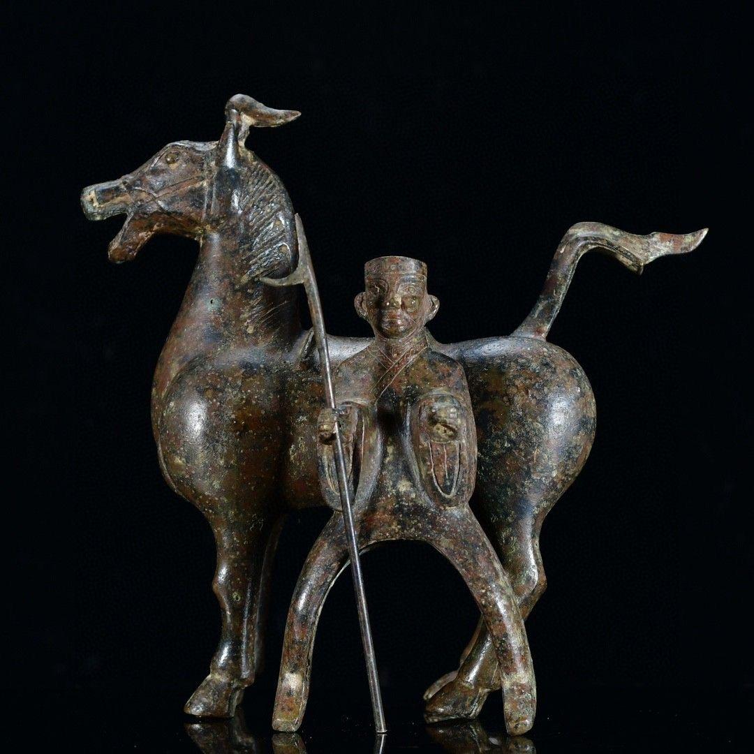 Statue d'un soldat chinois en bronze chevauchant un cheval tenant une épée en vente 1