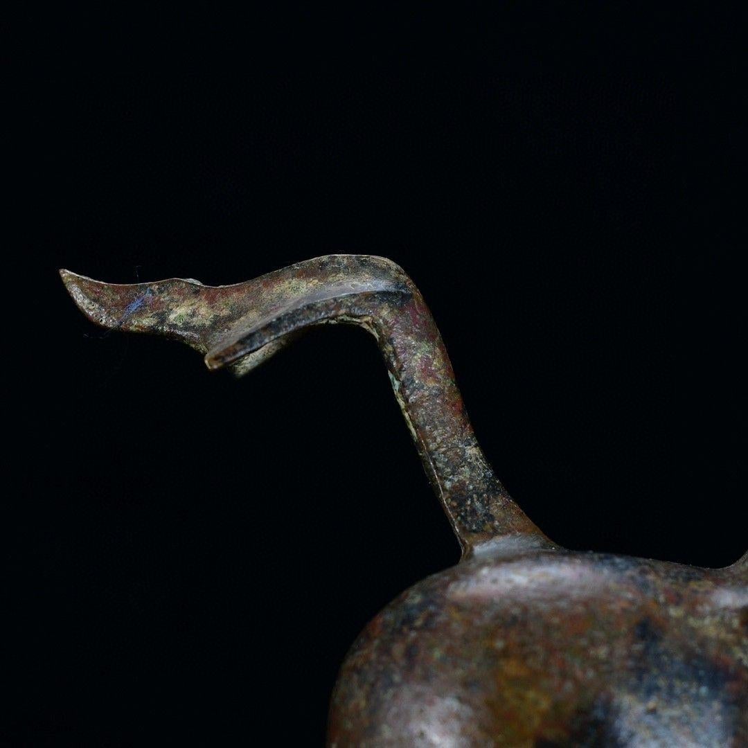 Statue d'un soldat chinois en bronze chevauchant un cheval tenant une épée en vente 2
