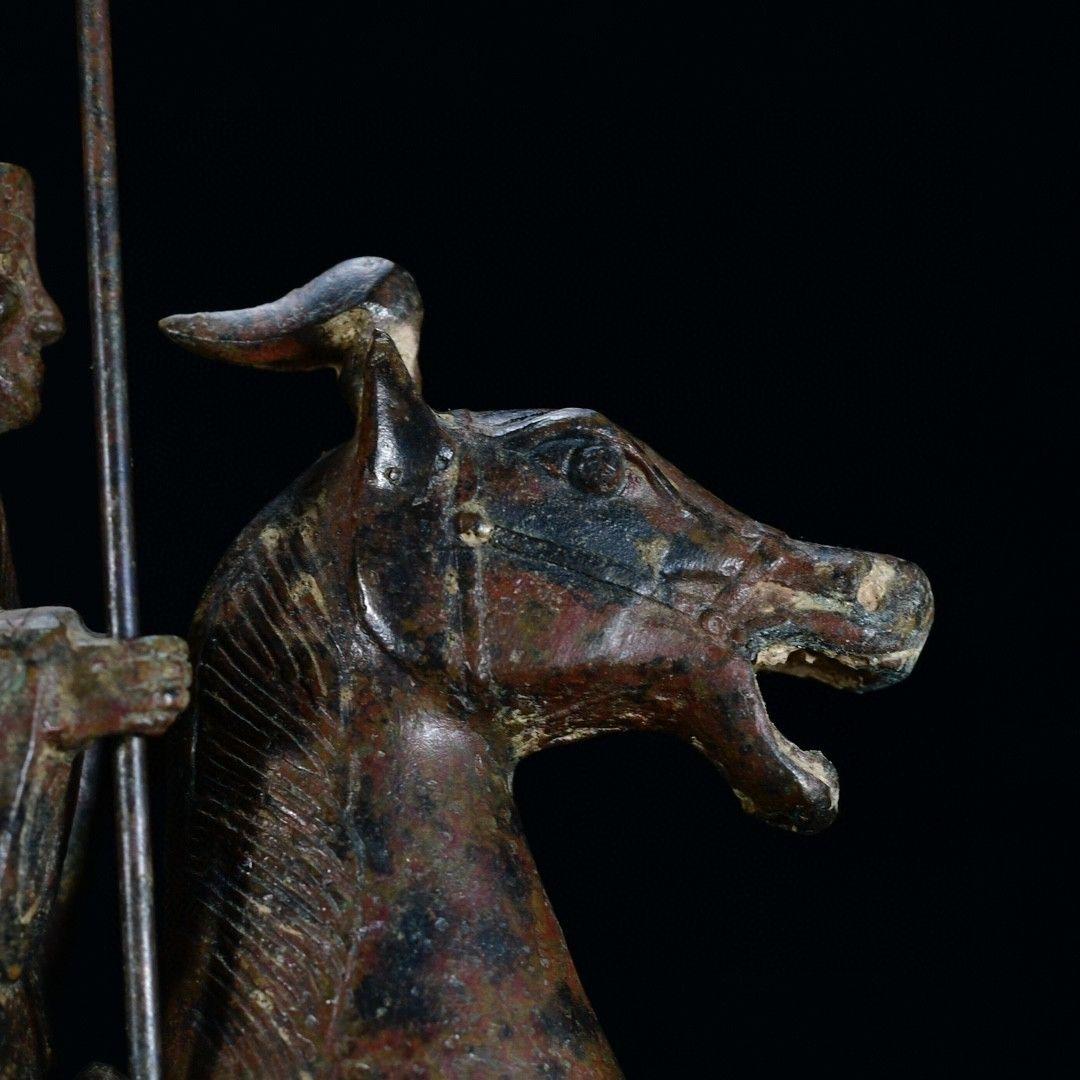 Statue d'un soldat chinois en bronze chevauchant un cheval tenant une épée en vente 3