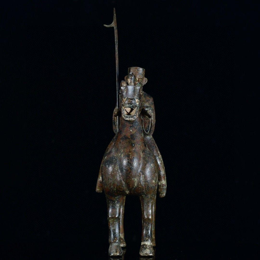 Statue d'un soldat chinois en bronze chevauchant un cheval tenant une épée en vente 4