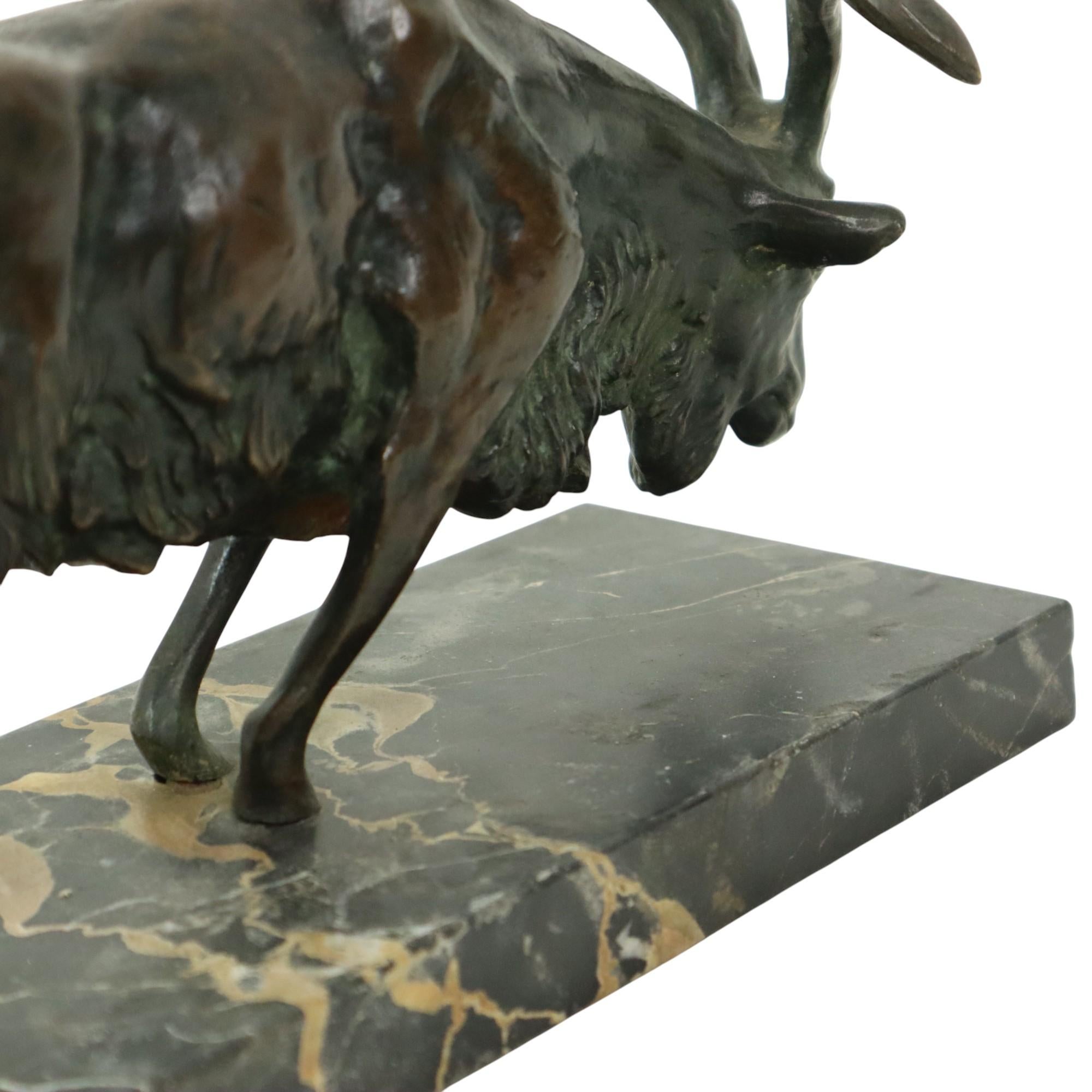 Statua di bronzo antico Scultura animale Capra Ariete Marmo in vendita 7