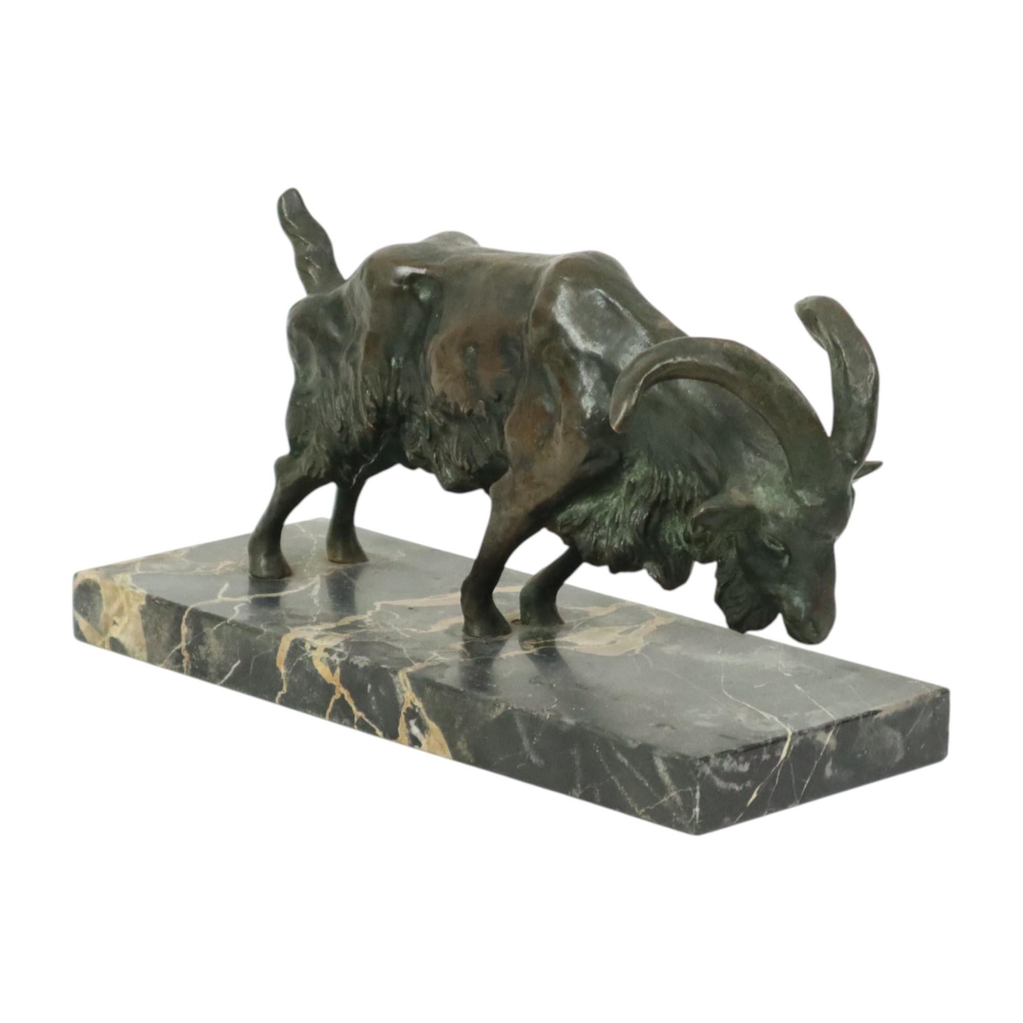 Art Nouveau Statua di bronzo antico Scultura animale Capra Ariete Marmo in vendita